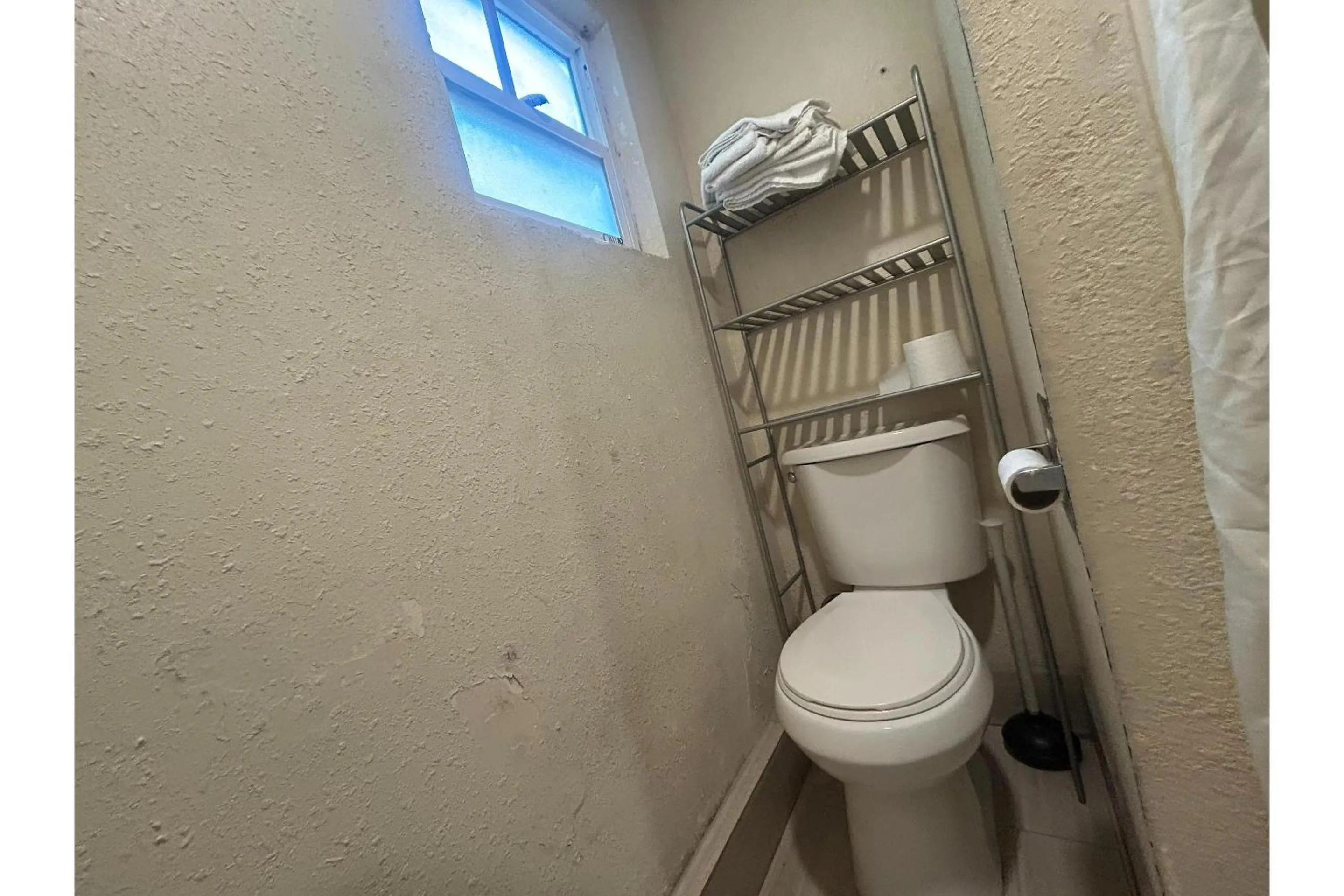 Bathroom in Del Rancho Motel By Townhouse Portland OR Hwy 205