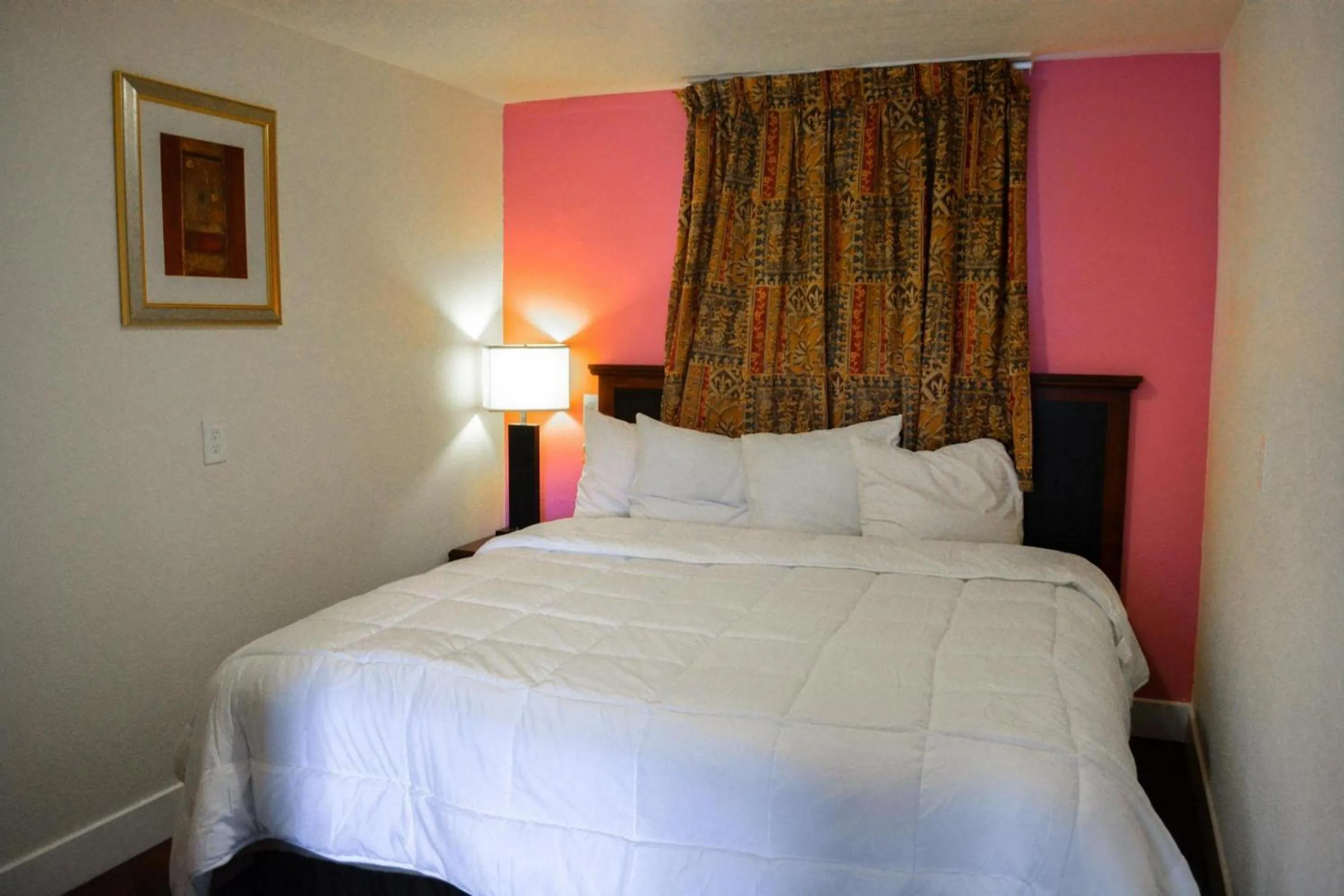 Bedroom, Bed in Del Rancho Motel By Townhouse Portland OR Hwy 205