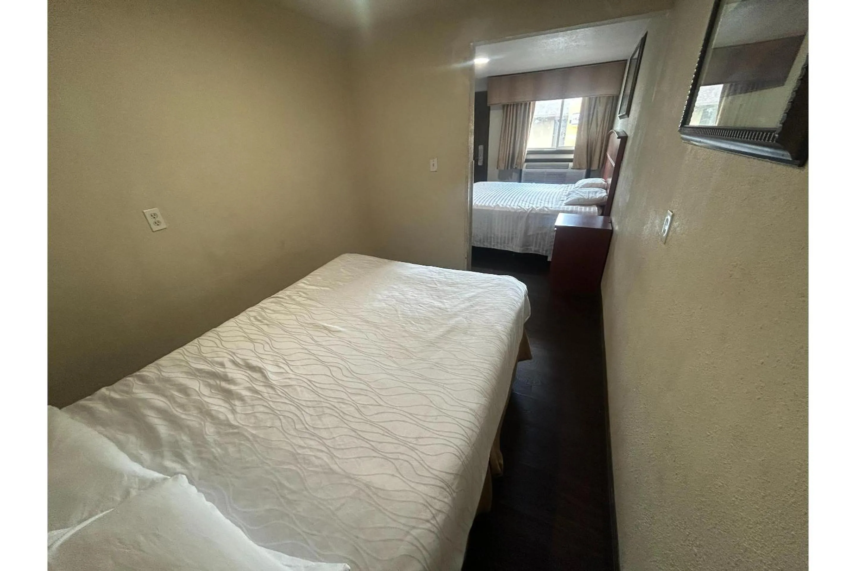 Bedroom, Bed in Del Rancho Motel By Townhouse Portland OR Hwy 205