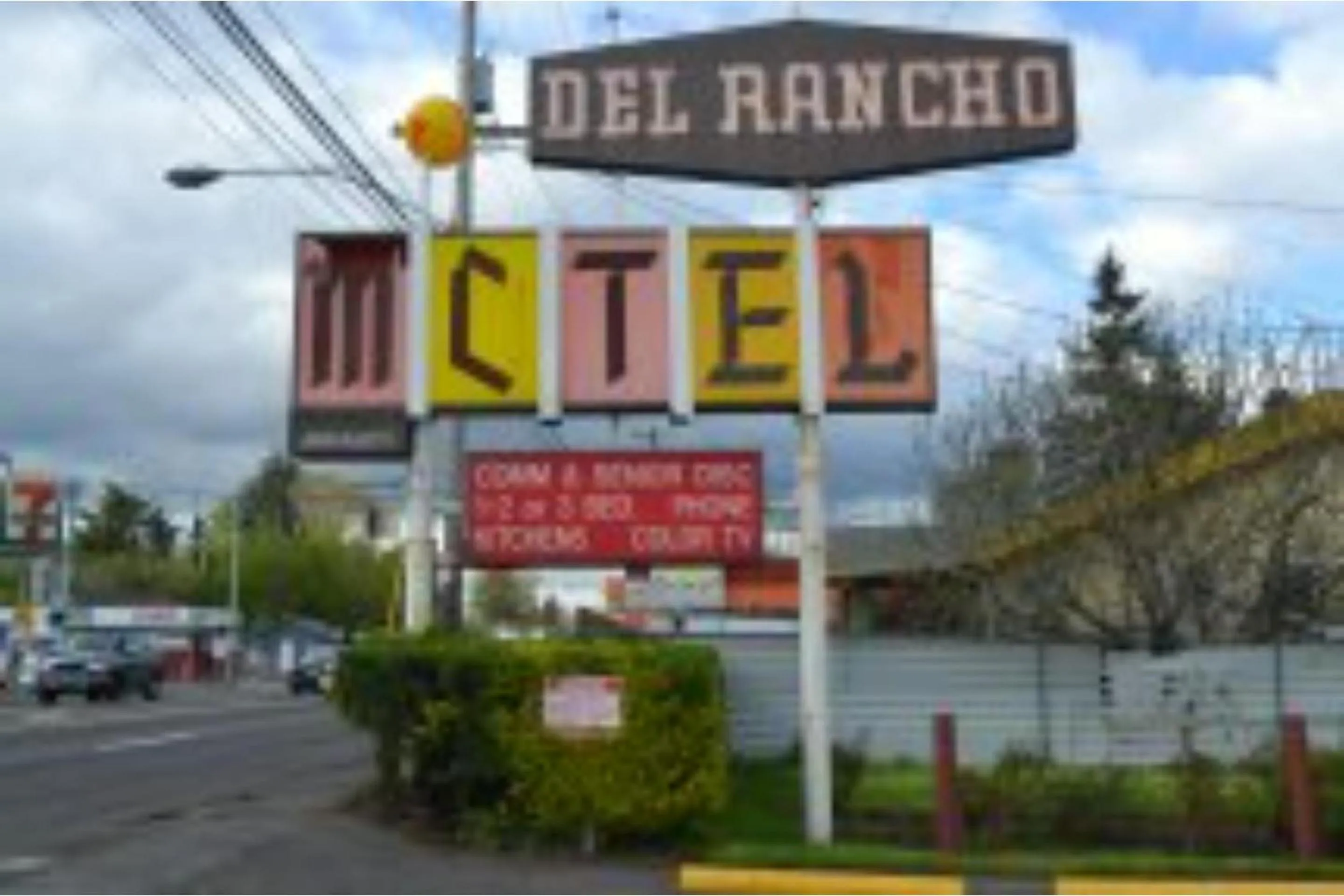 Facade/entrance in Del Rancho Motel By Townhouse Portland OR Hwy 205