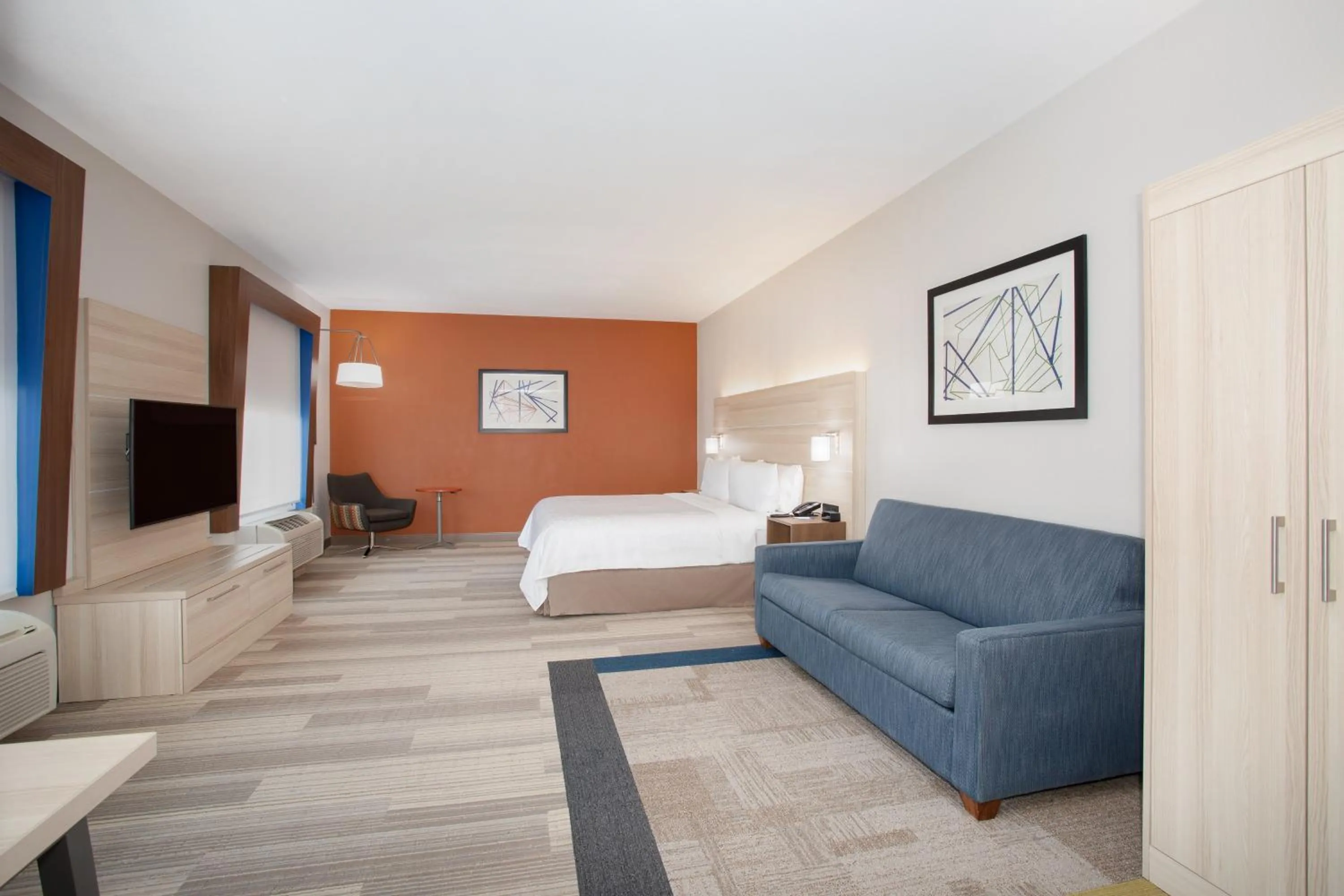 Photo of the whole room, Bed in Holiday Inn Express & Suites Phoenix Glendale Dist by IHG