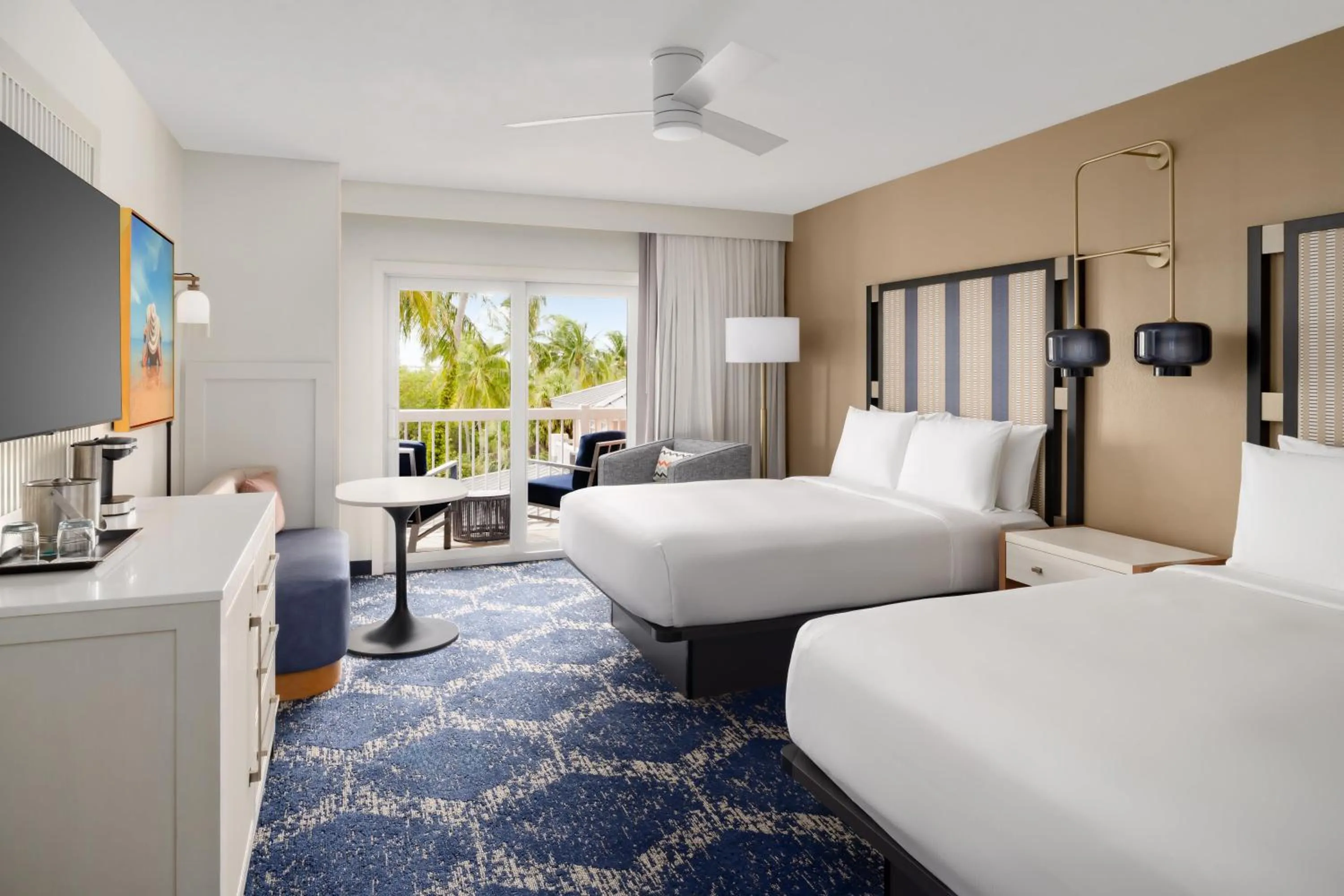 Bed in DoubleTree by Hilton Grand Key Resort