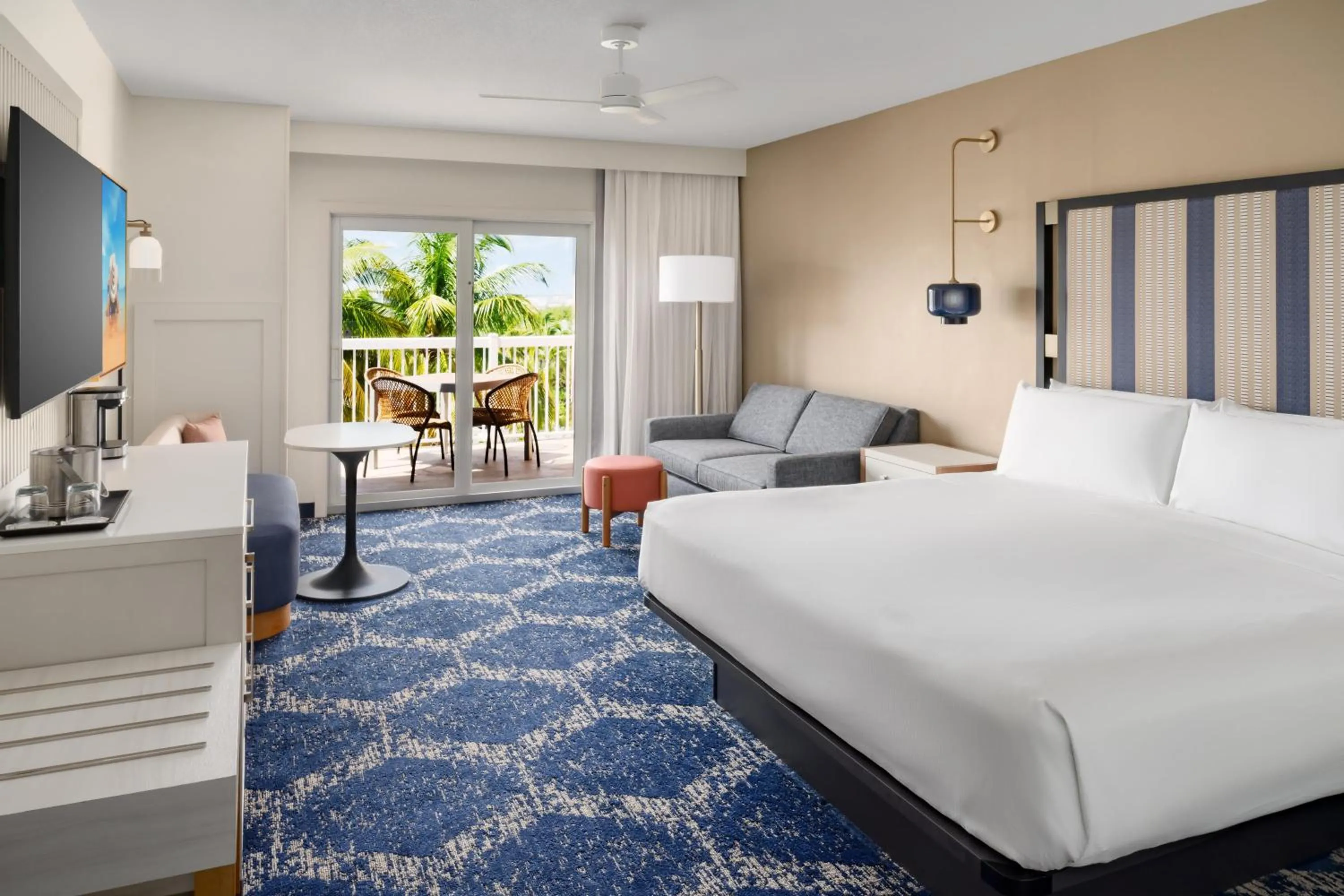 Bed in DoubleTree by Hilton Grand Key Resort