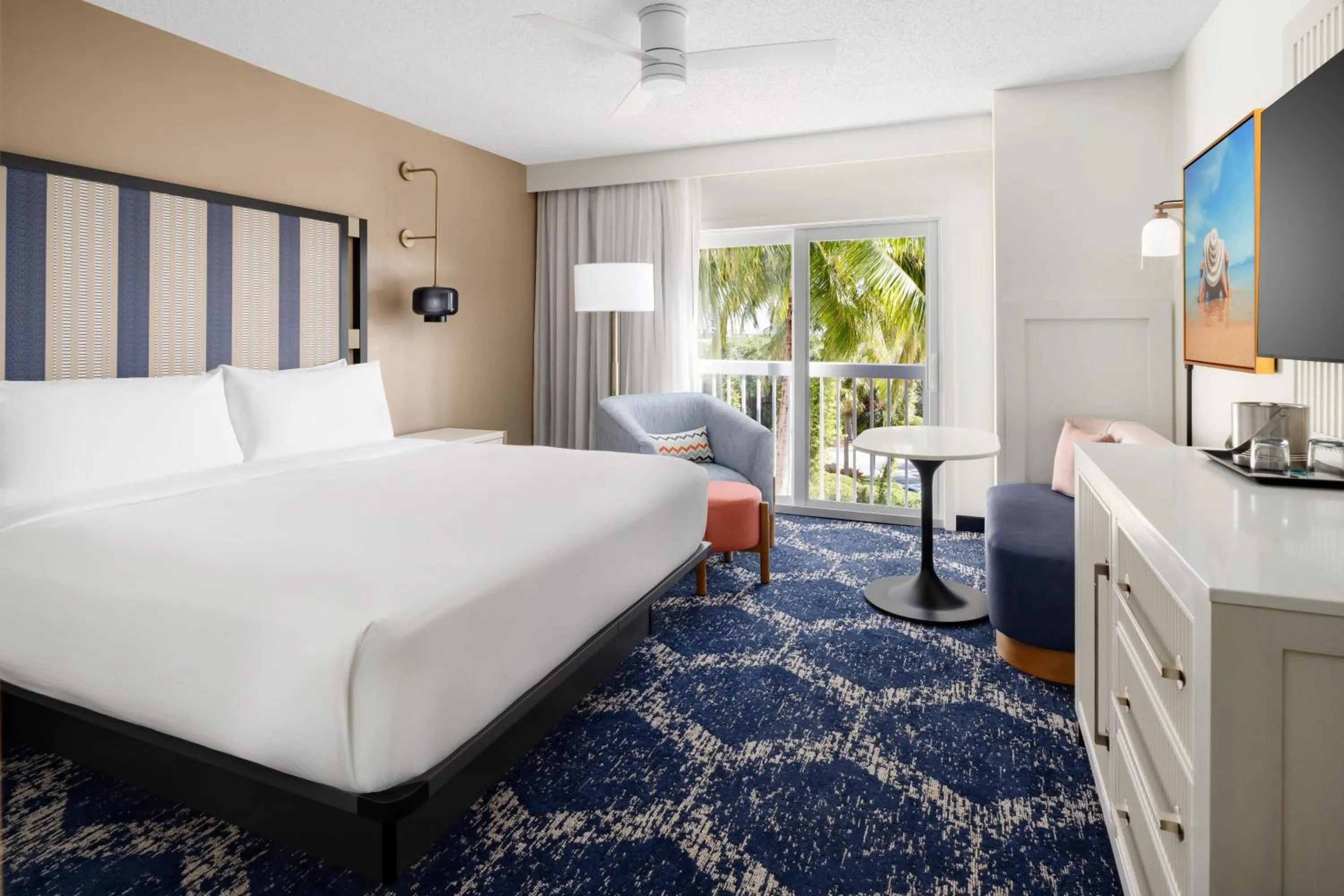 Bed in DoubleTree by Hilton Grand Key Resort