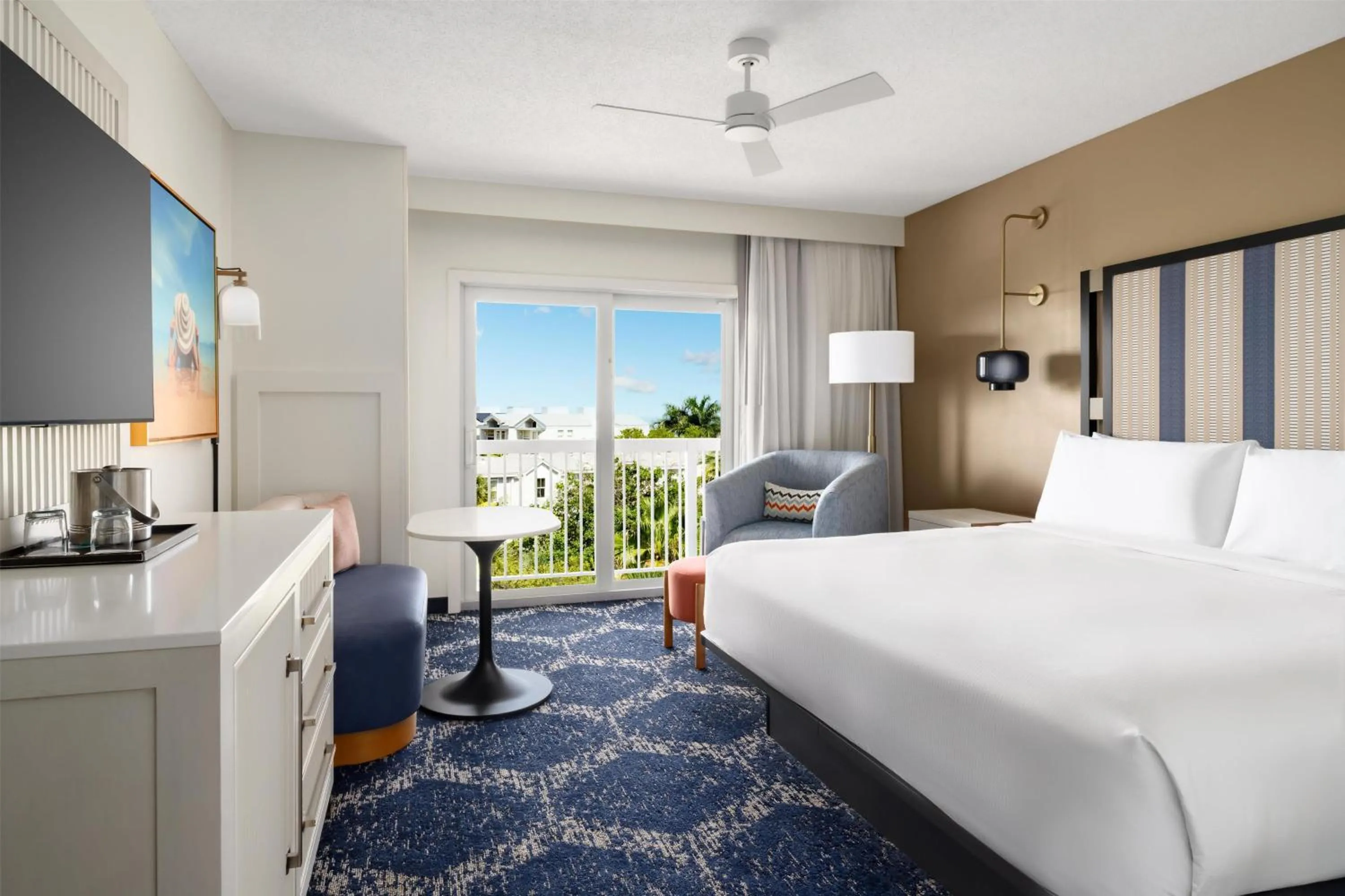 Bed in DoubleTree by Hilton Grand Key Resort