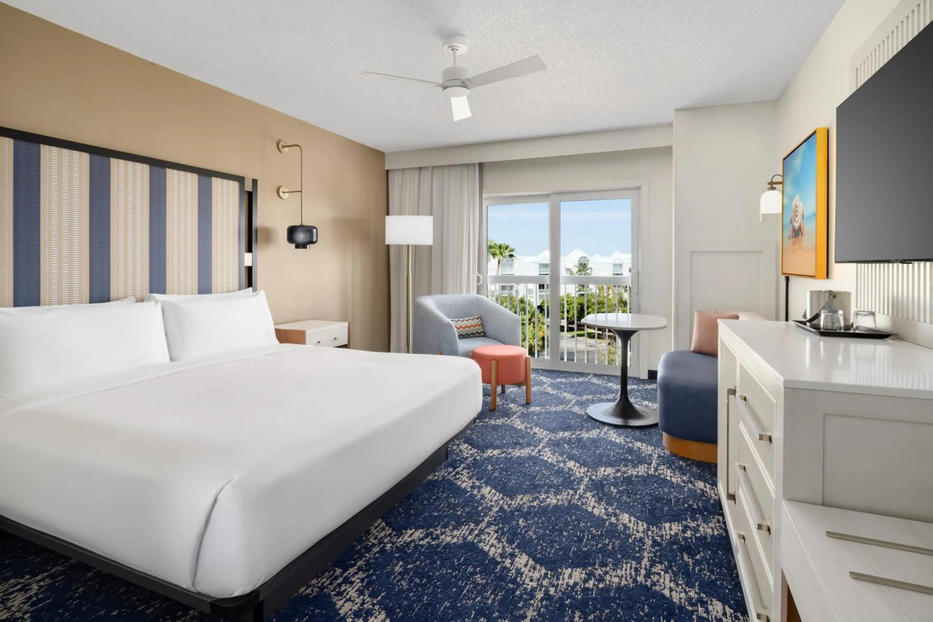 Bed in DoubleTree by Hilton Grand Key Resort