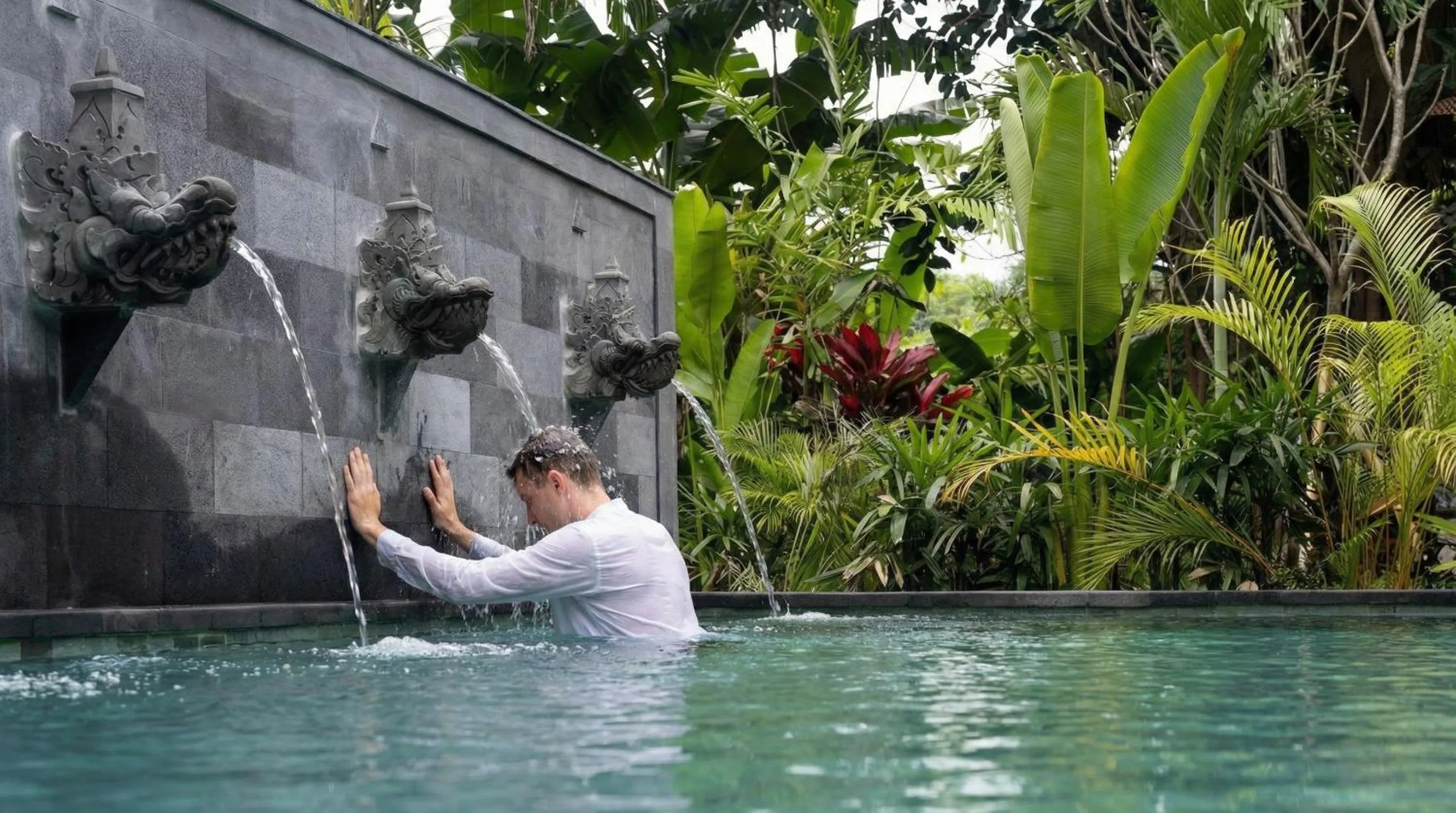 Swimming pool in Sananda Aryani