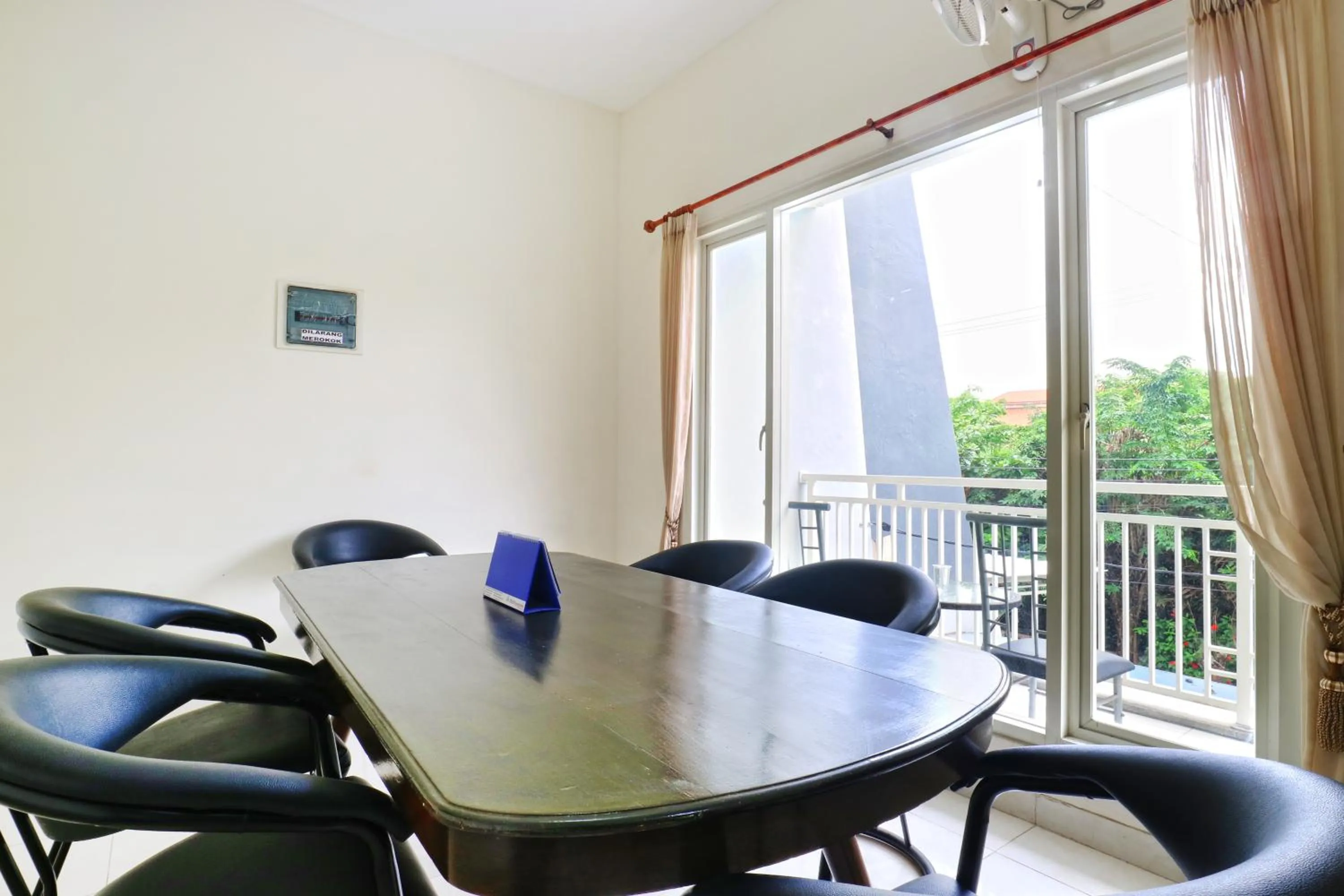 Dining area in Casa Sidoluhur 17