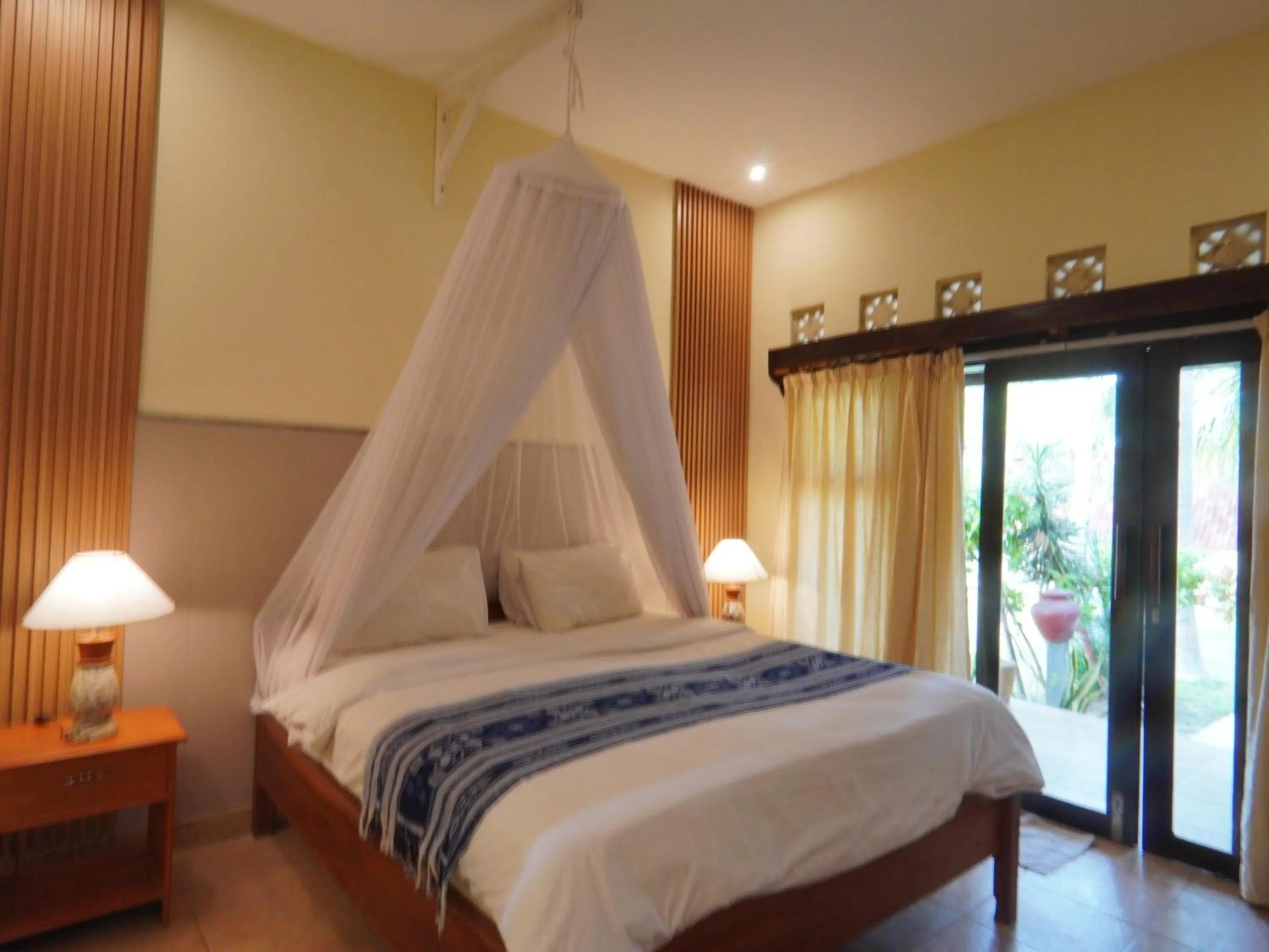 Photo of the whole room, Bed in Salili Bungalow