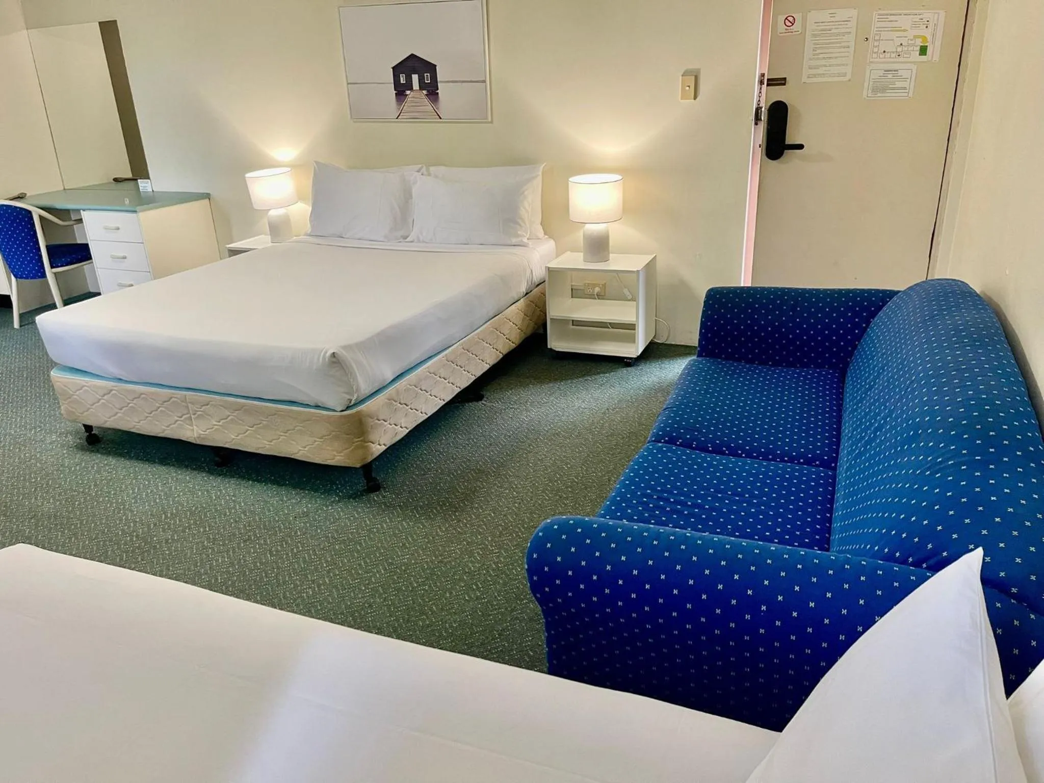 Bedroom in Paramount Motel