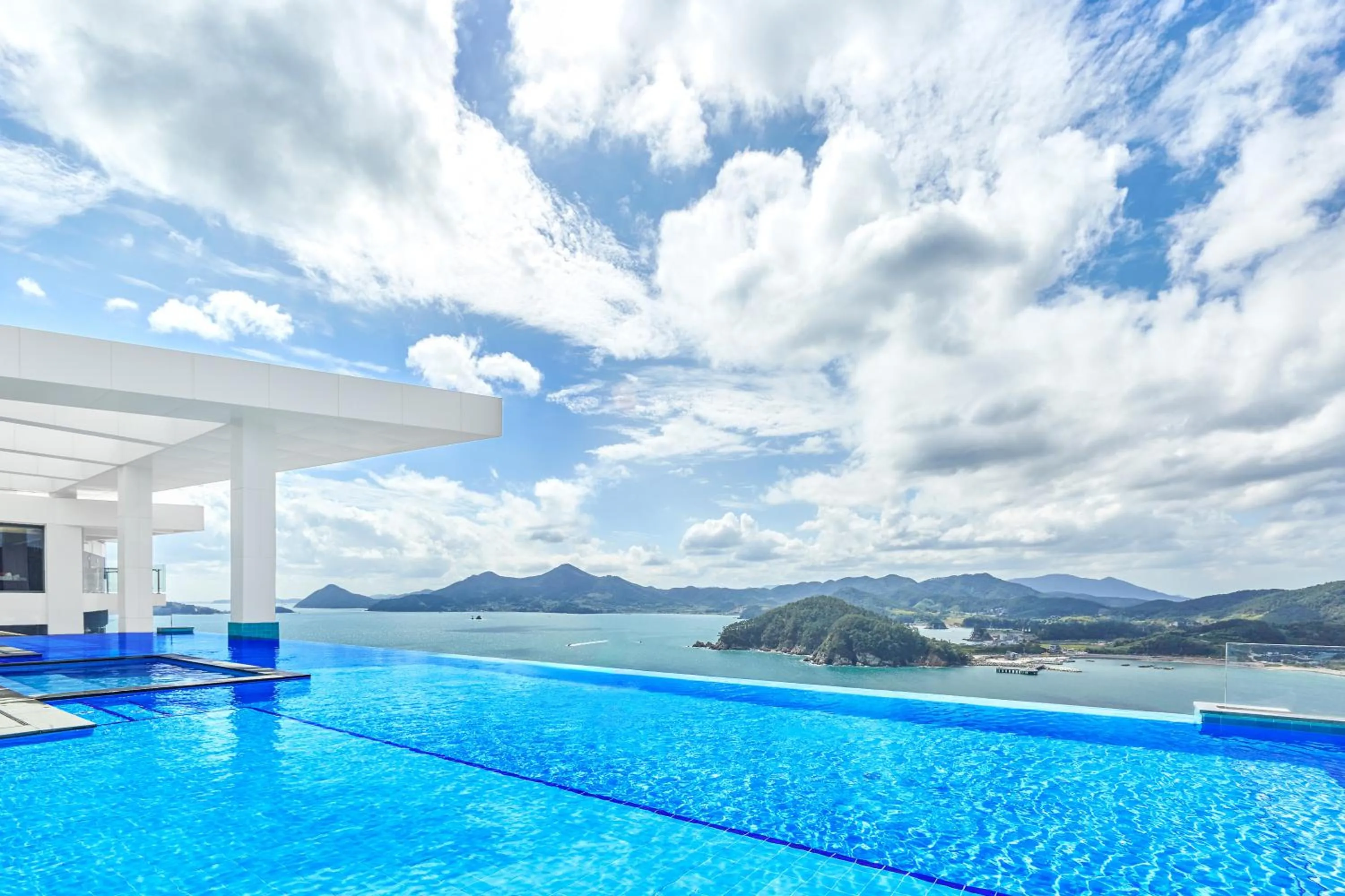 Swimming pool in Hanwha Resort Geoje Belvedere