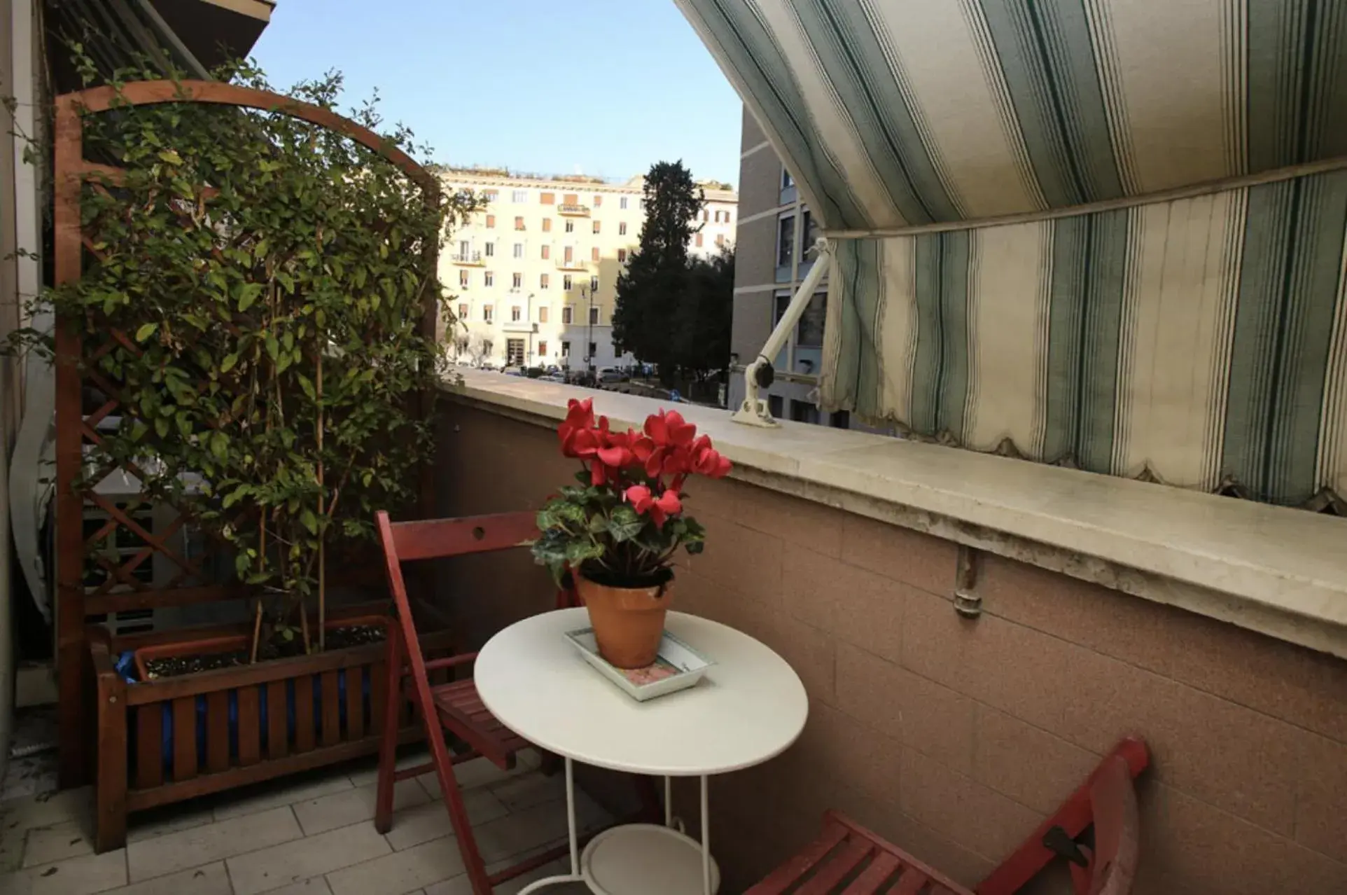 Quadruple Room with Private Bathroom in Amica Roma Guest House Quadruple Room with Private Bathroom in Amica Roma Guest House