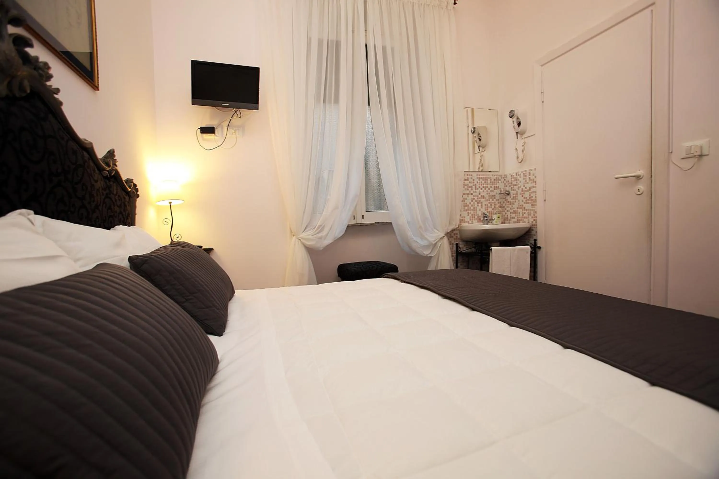 Bed in Amica Roma Guest House