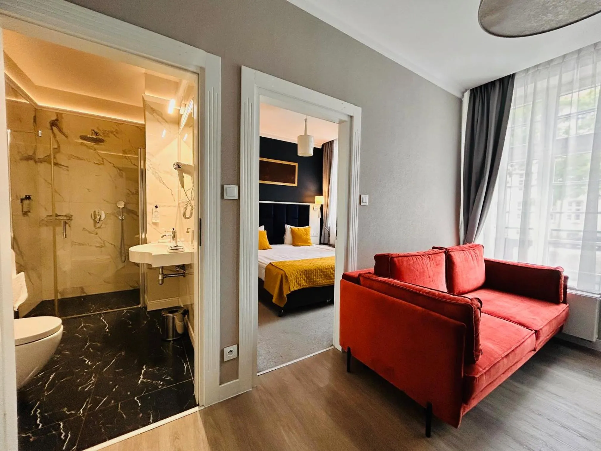 Communal lounge/ TV room, Bed in Hotel Villa Art Novis City Center