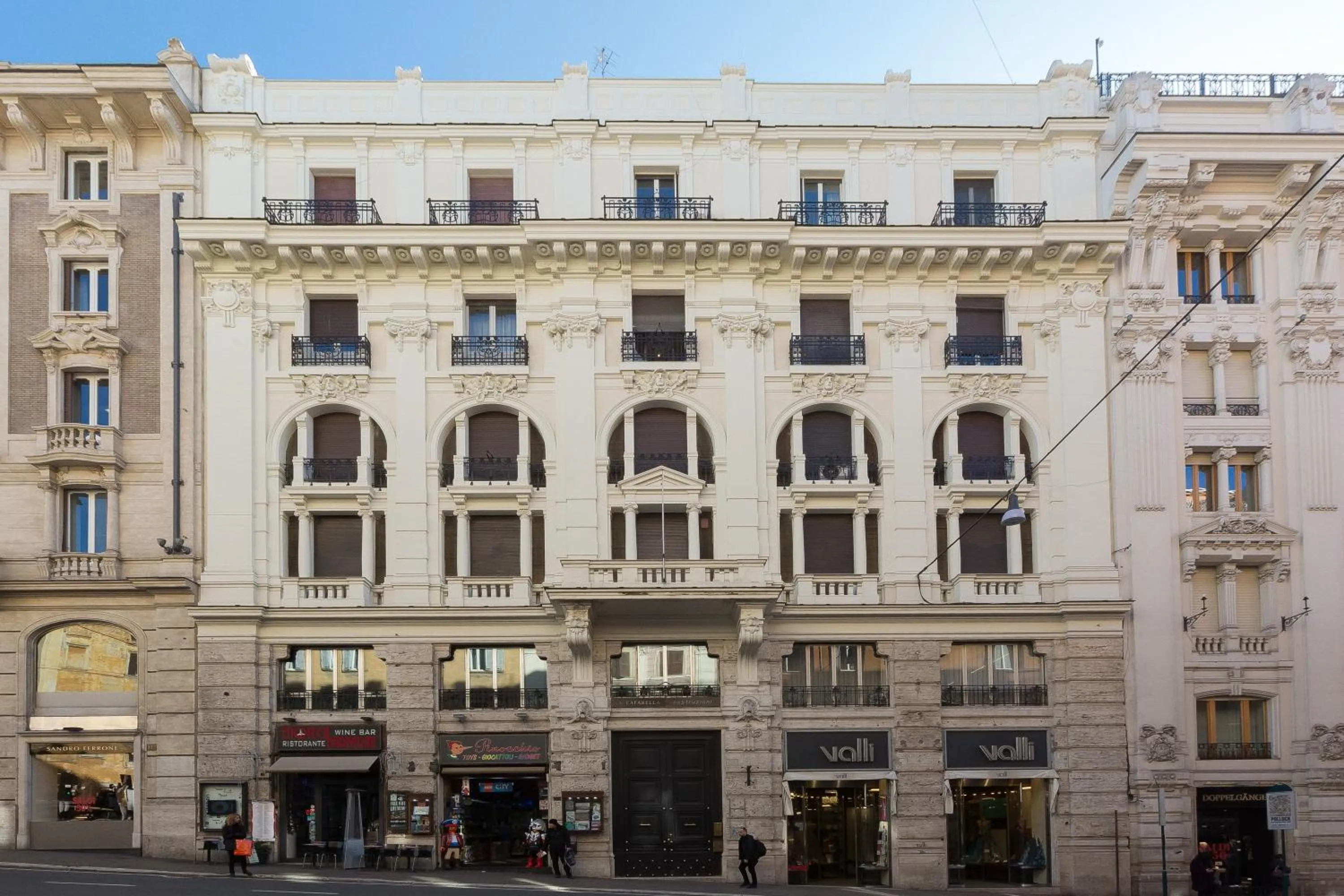 Property building in Tritone 125 Suite