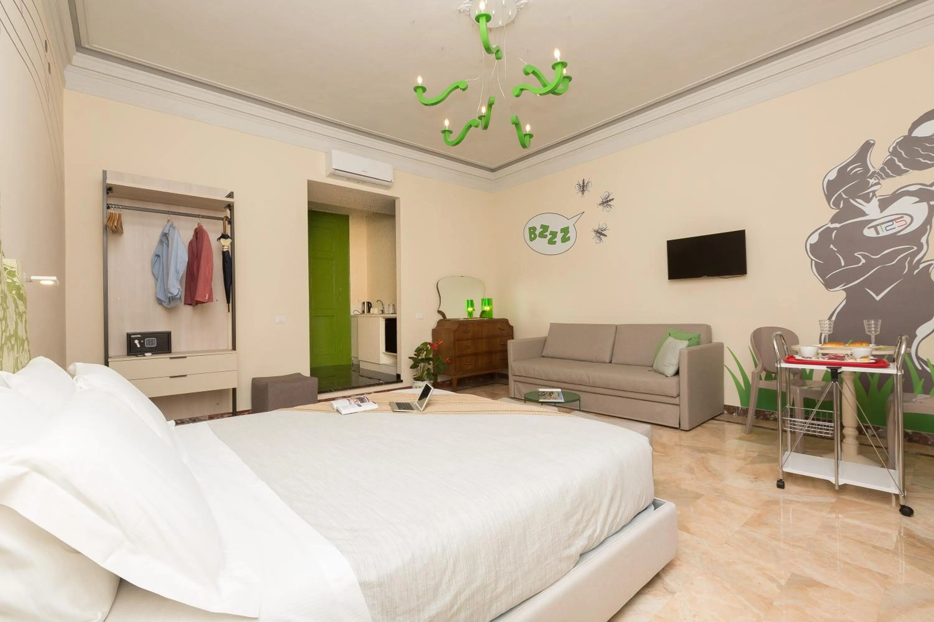 Bed in Tritone 125 Suite