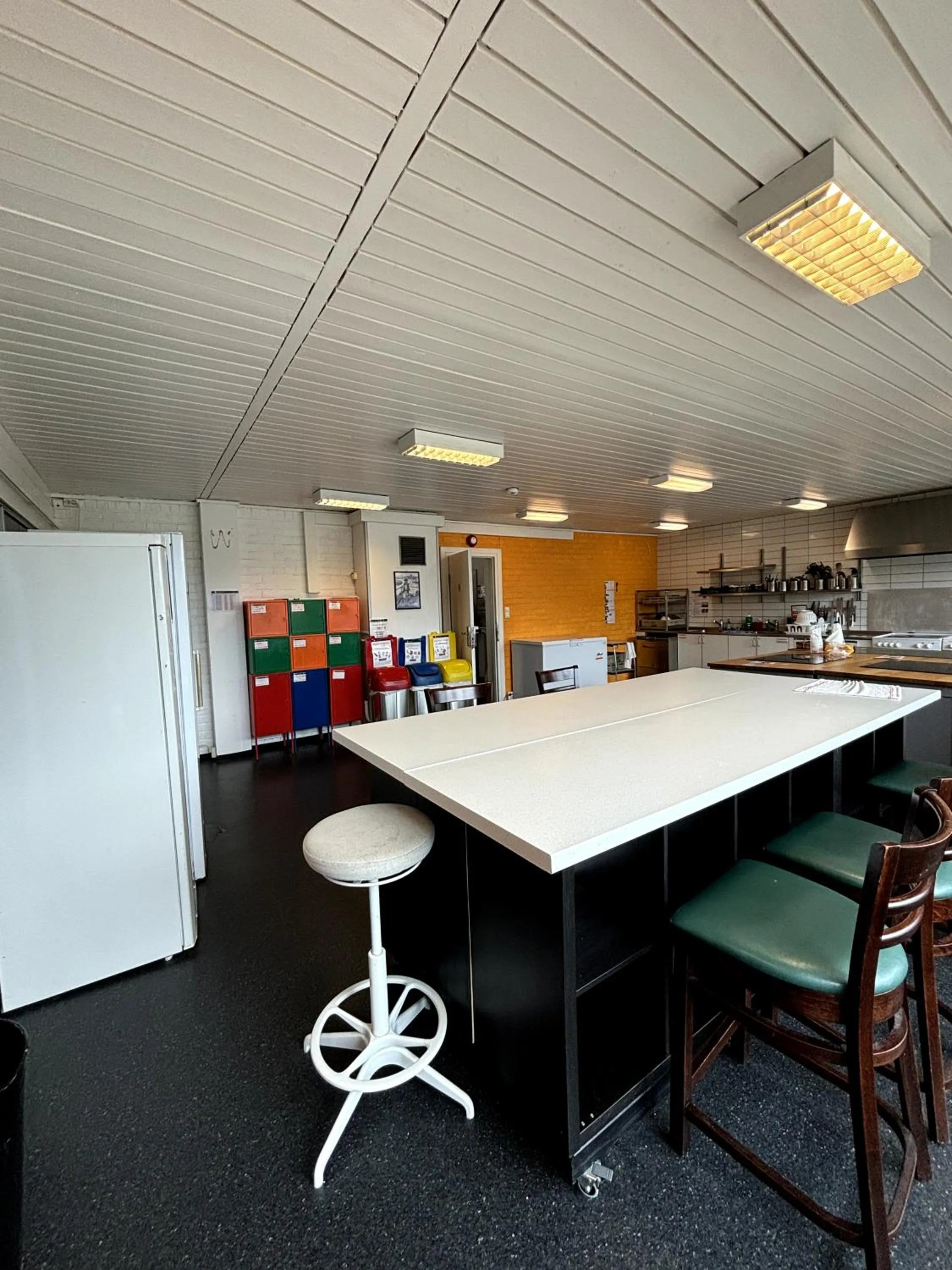 Communal kitchen in Bergen Hostel Montana