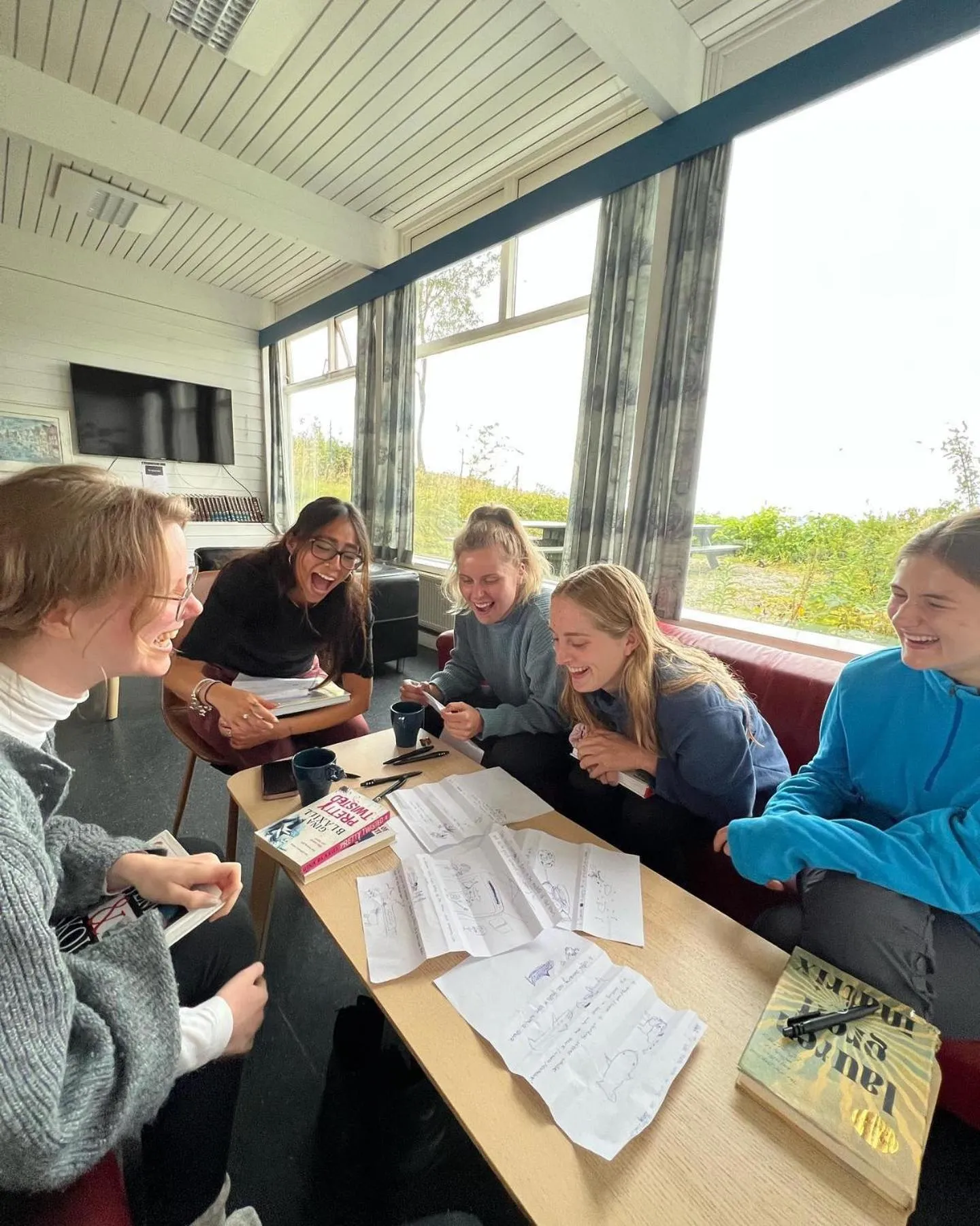 Communal lounge/ TV room in Bergen Hostel Montana