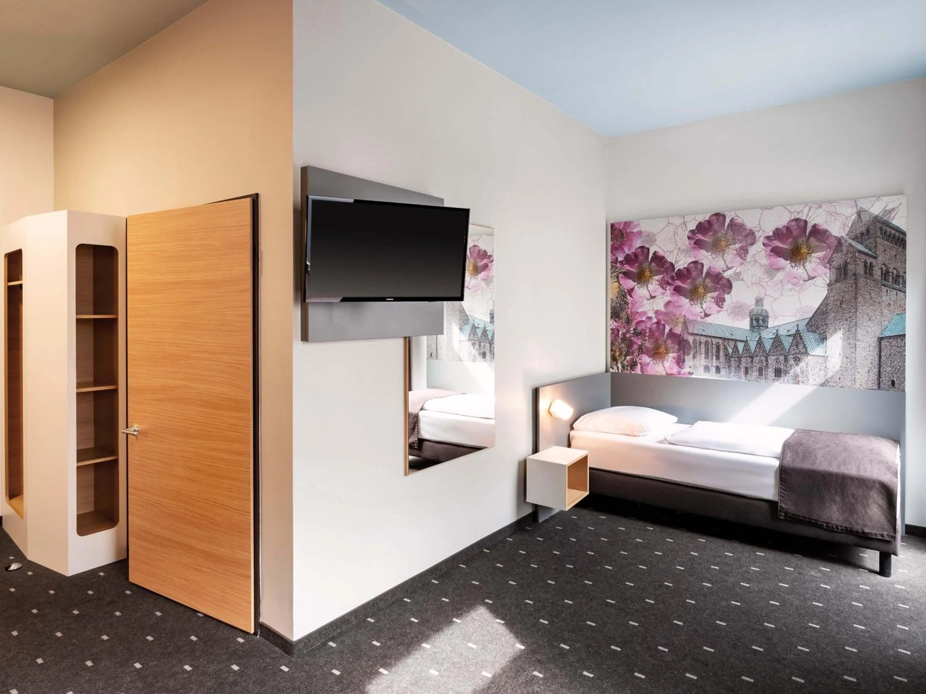 Photo of the whole room, Bed in B&B Hotel Hildesheim