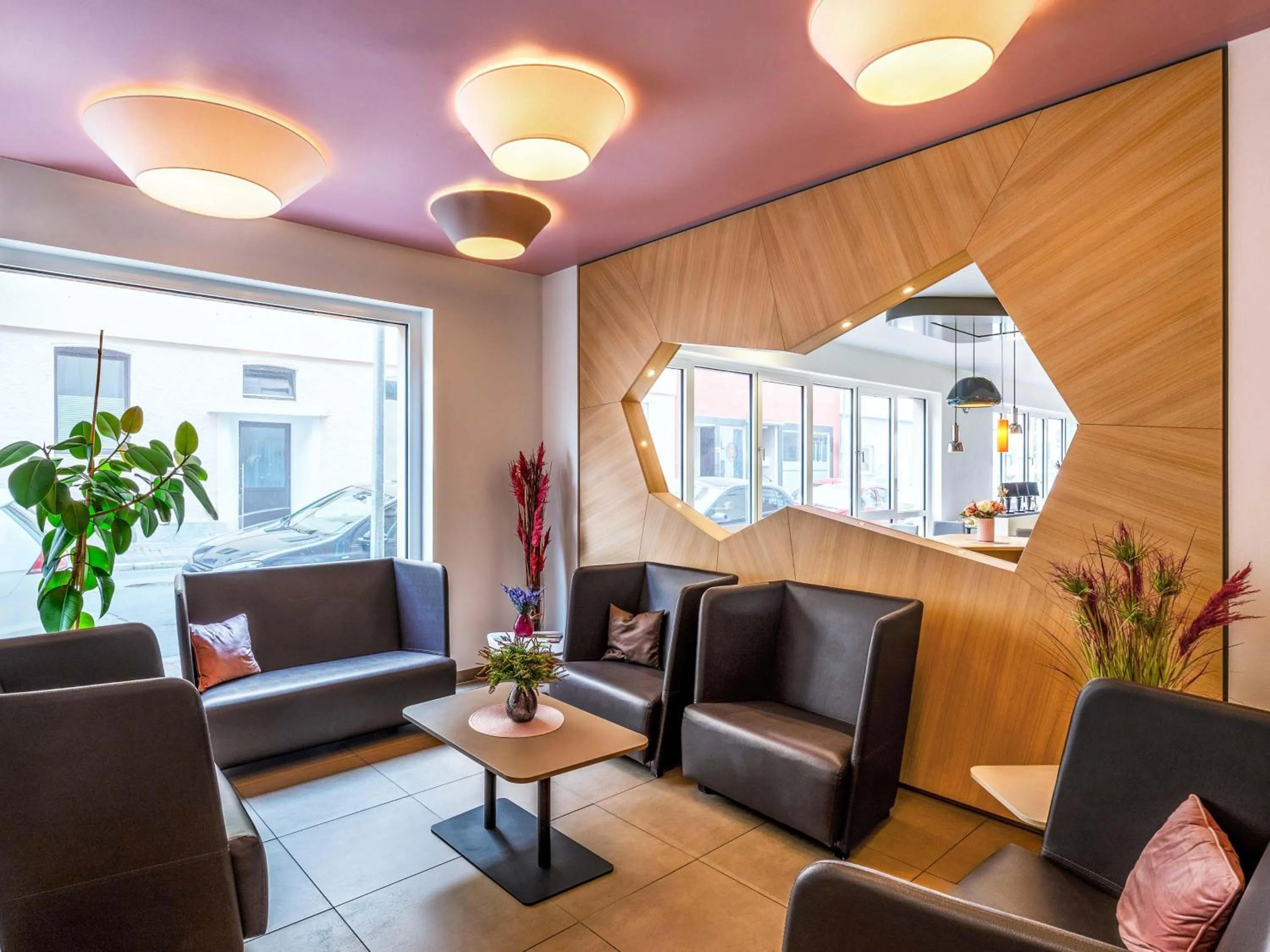 Lobby or reception in B&B Hotel Hildesheim