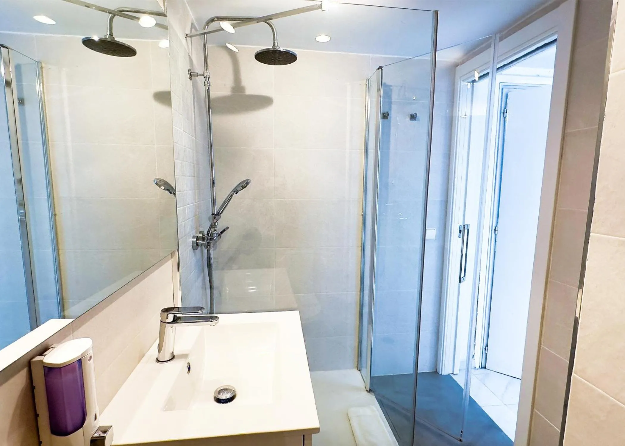 Bathroom in Skol 727 Lovely 2 Bedroom Duplex in Marbella Center