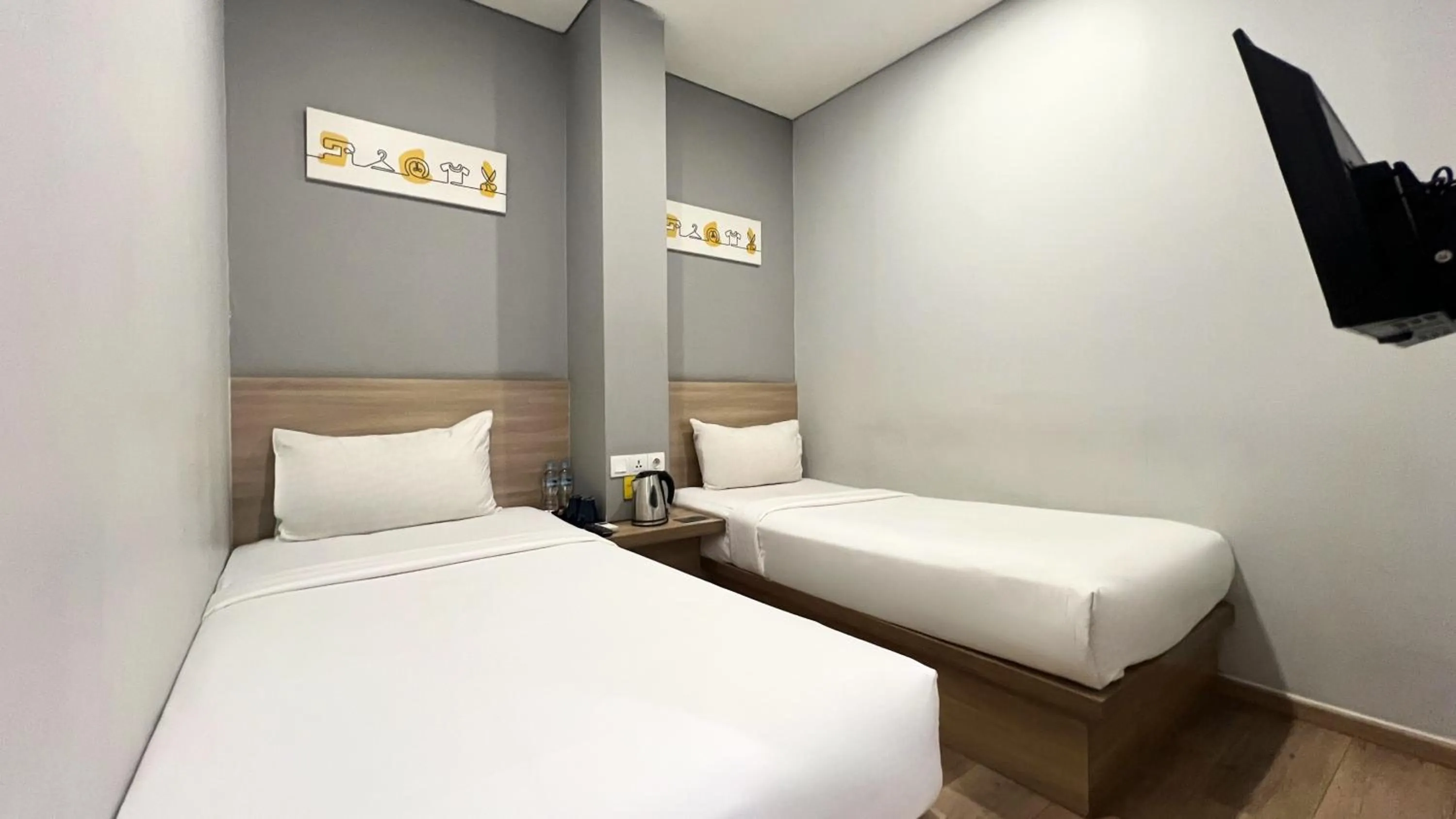 Bedroom, Bed in Yellow Bee Tanah Abang