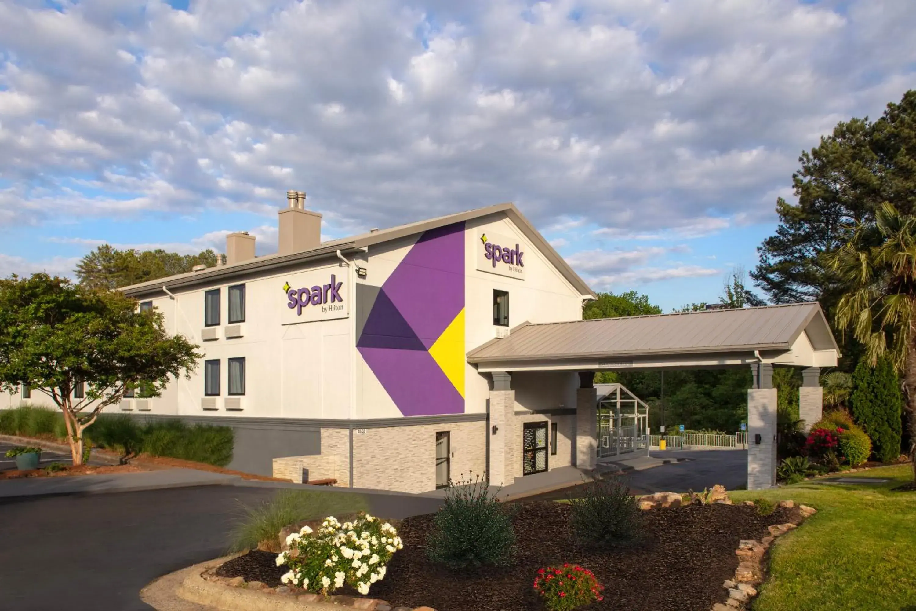 Property building in Spark by Hilton Atlanta Cumberland Ballpark Property building in Spark by Hilton Atlanta Cumberland Ballpark