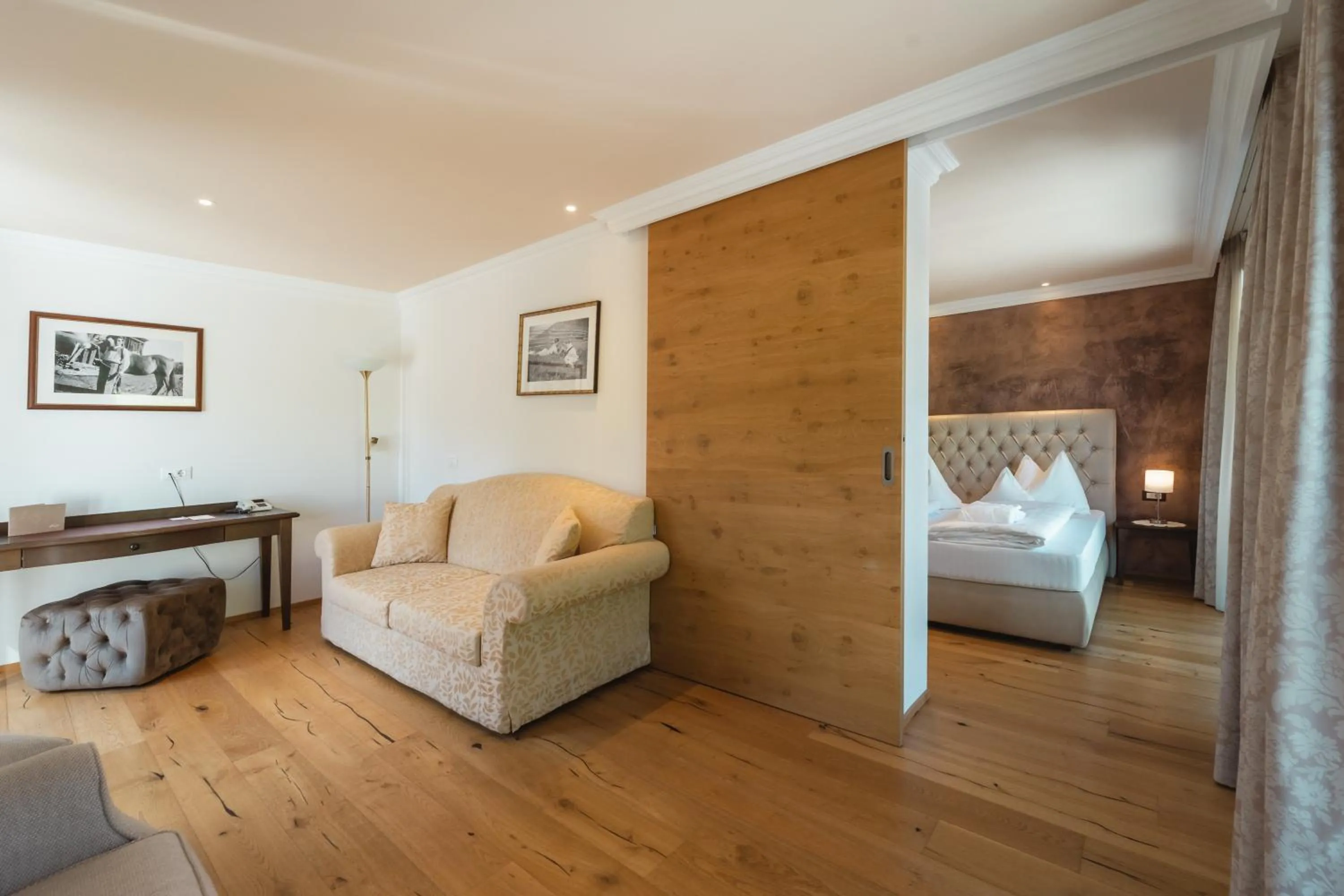 Living room, Bed in Historic Hotel Alte Goste