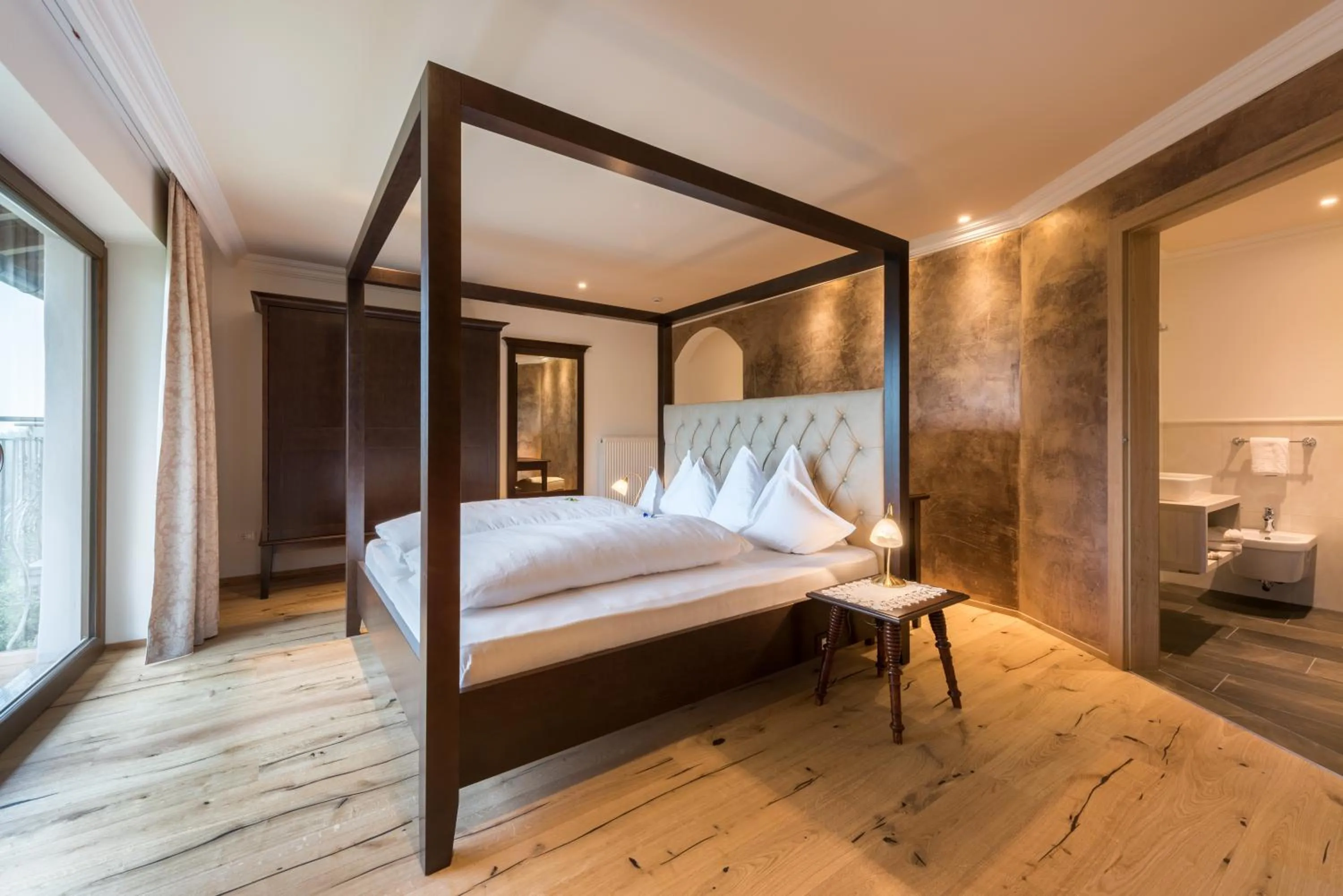 Bathroom, Bed in Historic Hotel Alte Goste