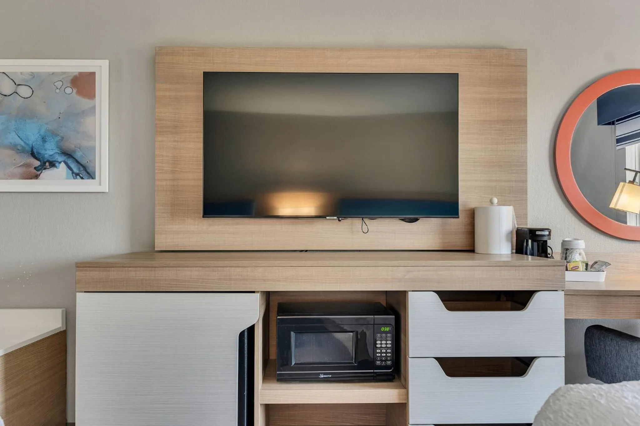 Bedroom, TV/Entertainment Center in Hampton Inn & Suites Destin Sandestin Area