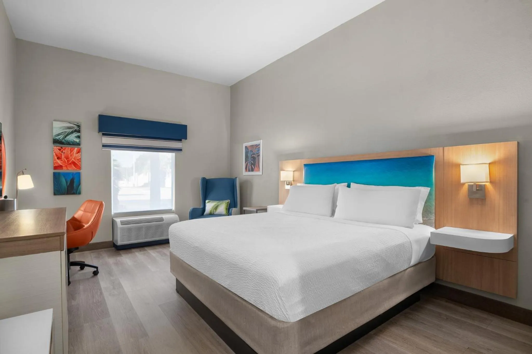 Photo of the whole room, Bed in Holiday Inn Express & Suites Destin - Miramar Beach by IHG