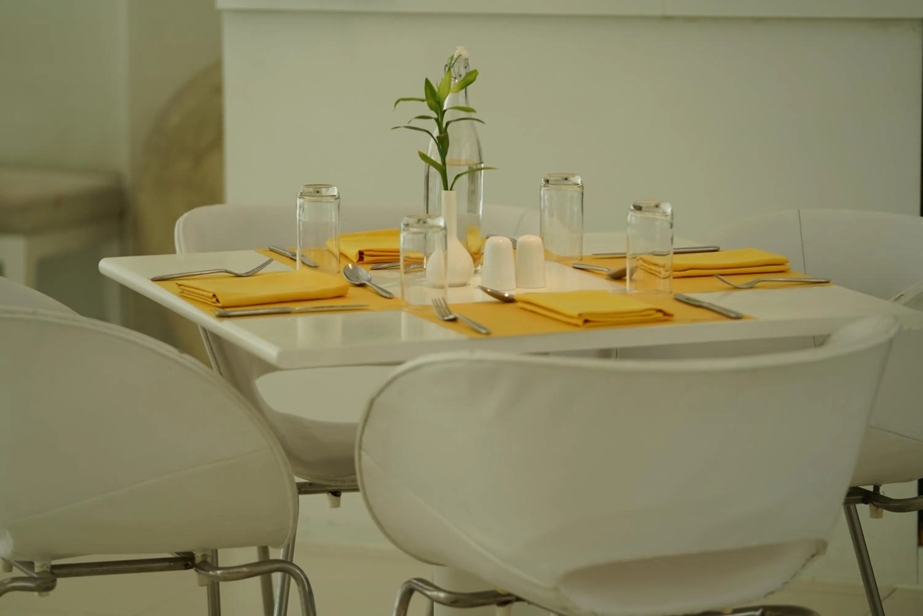 Restaurant/places to eat in Hotel Kohinoor Elite near BKC