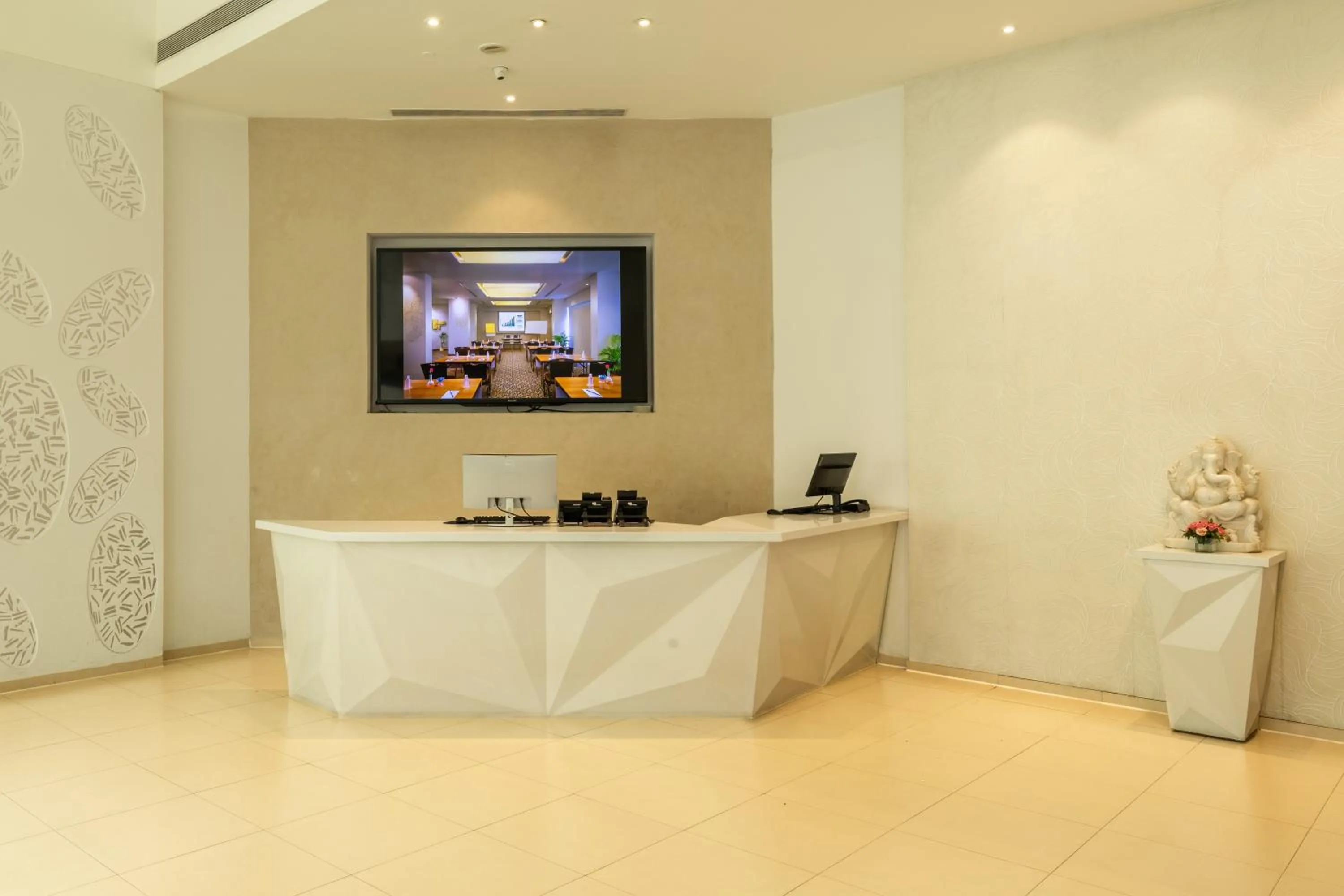 Lobby or reception in Hotel Kohinoor Elite near BKC