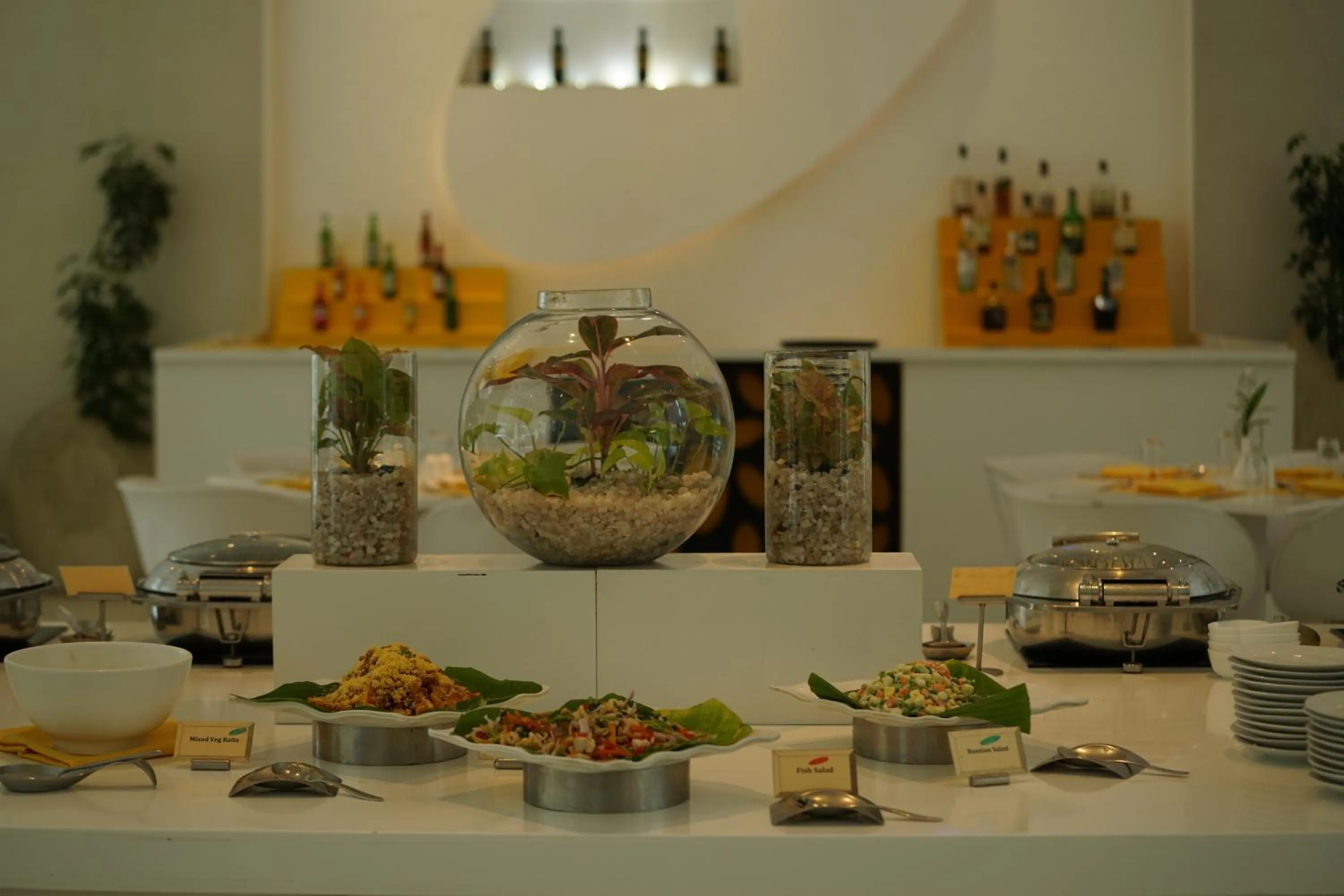 Restaurant/places to eat in Hotel Kohinoor Elite near BKC