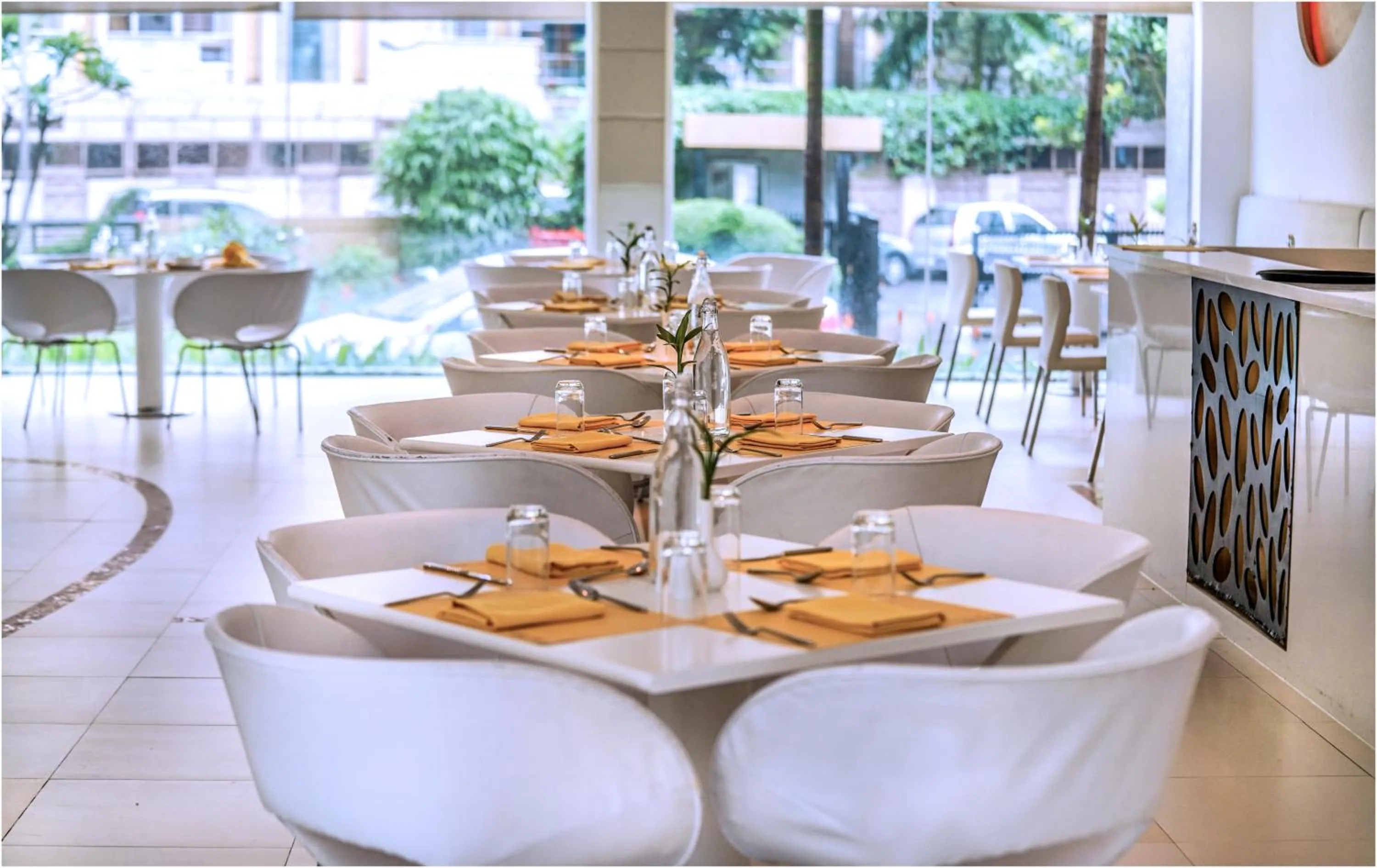 Restaurant/places to eat in Hotel Kohinoor Elite near BKC