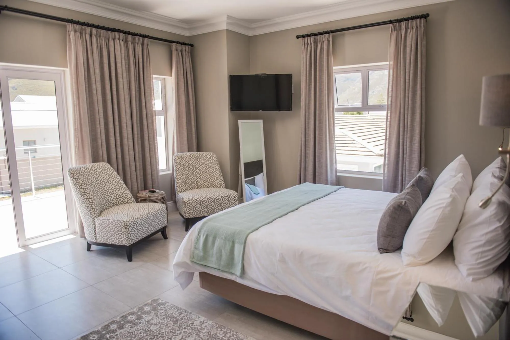 Photo of the whole room, Bed in The Whale on Main B&B