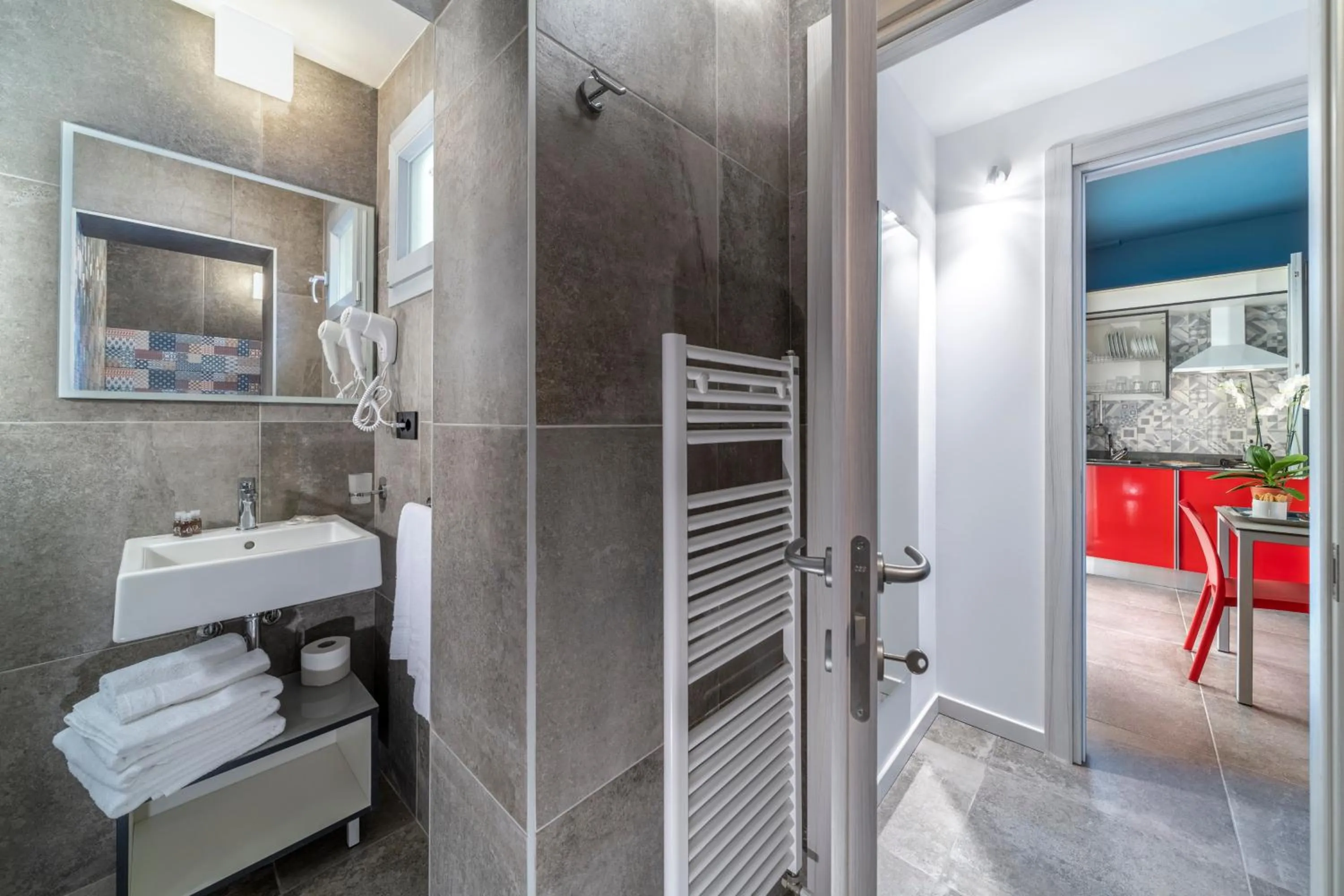 Bathroom in Residence Filmare