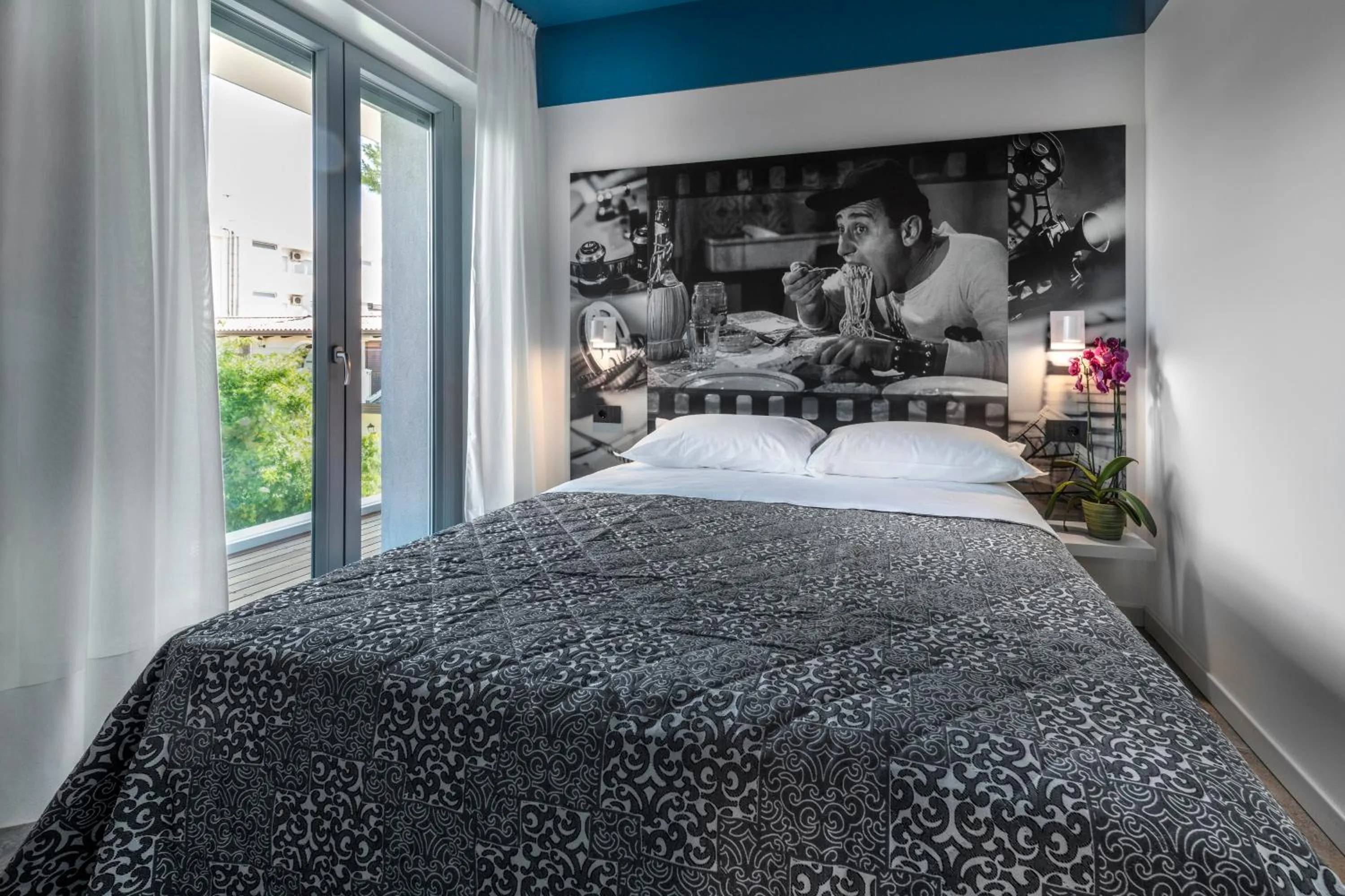 Bed in Residence Filmare