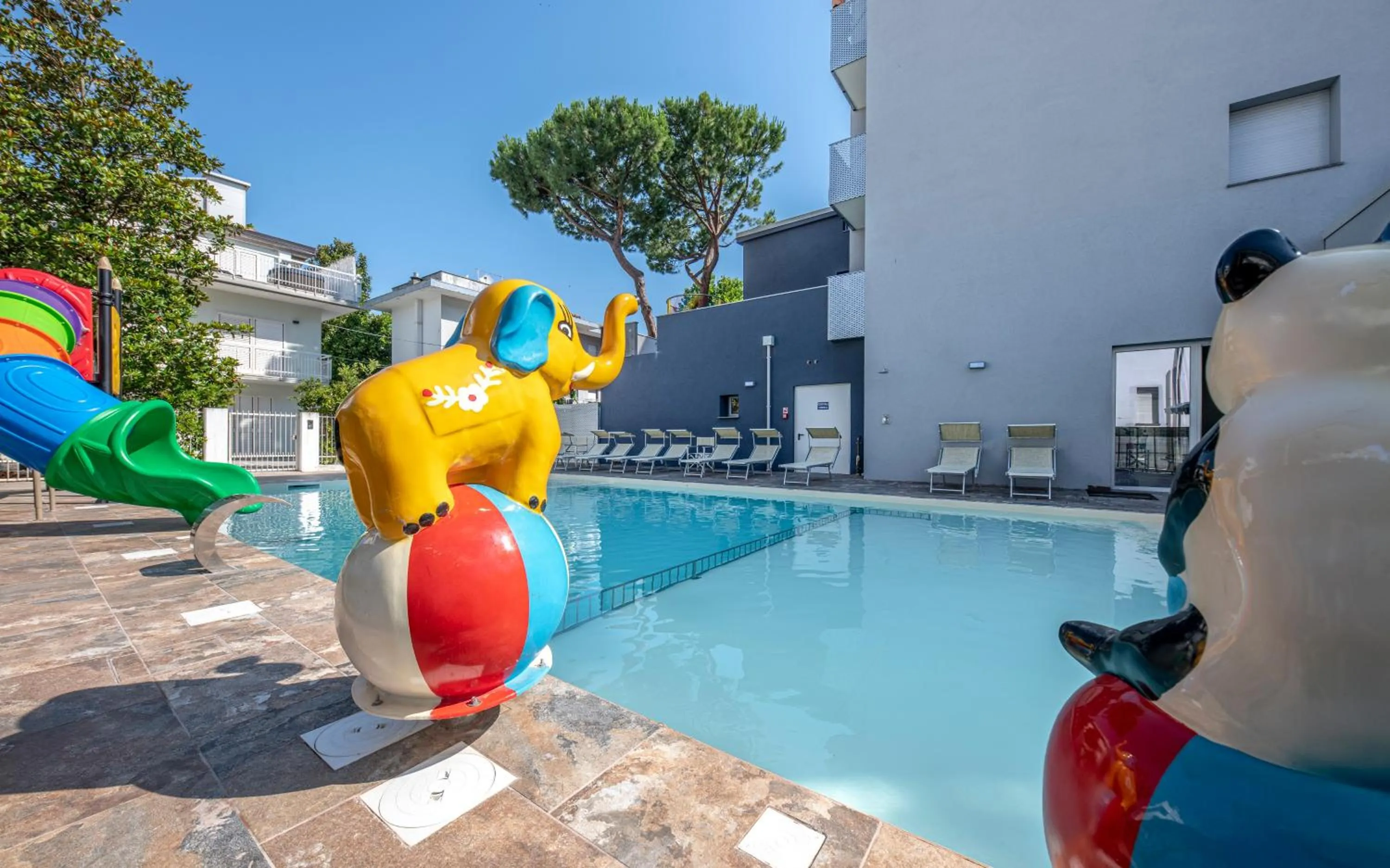 Swimming pool in Residence Filmare