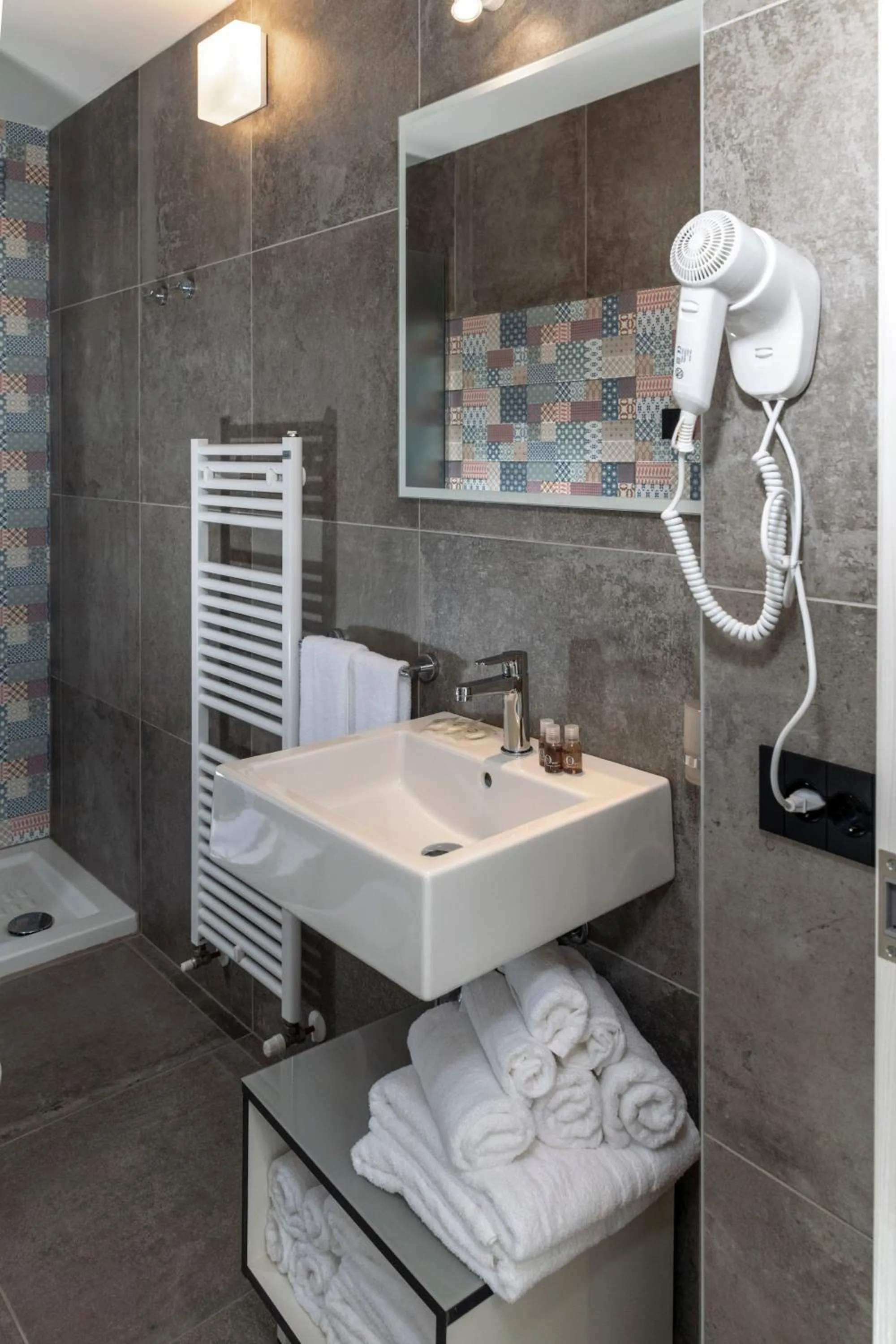 Bathroom in Residence Filmare