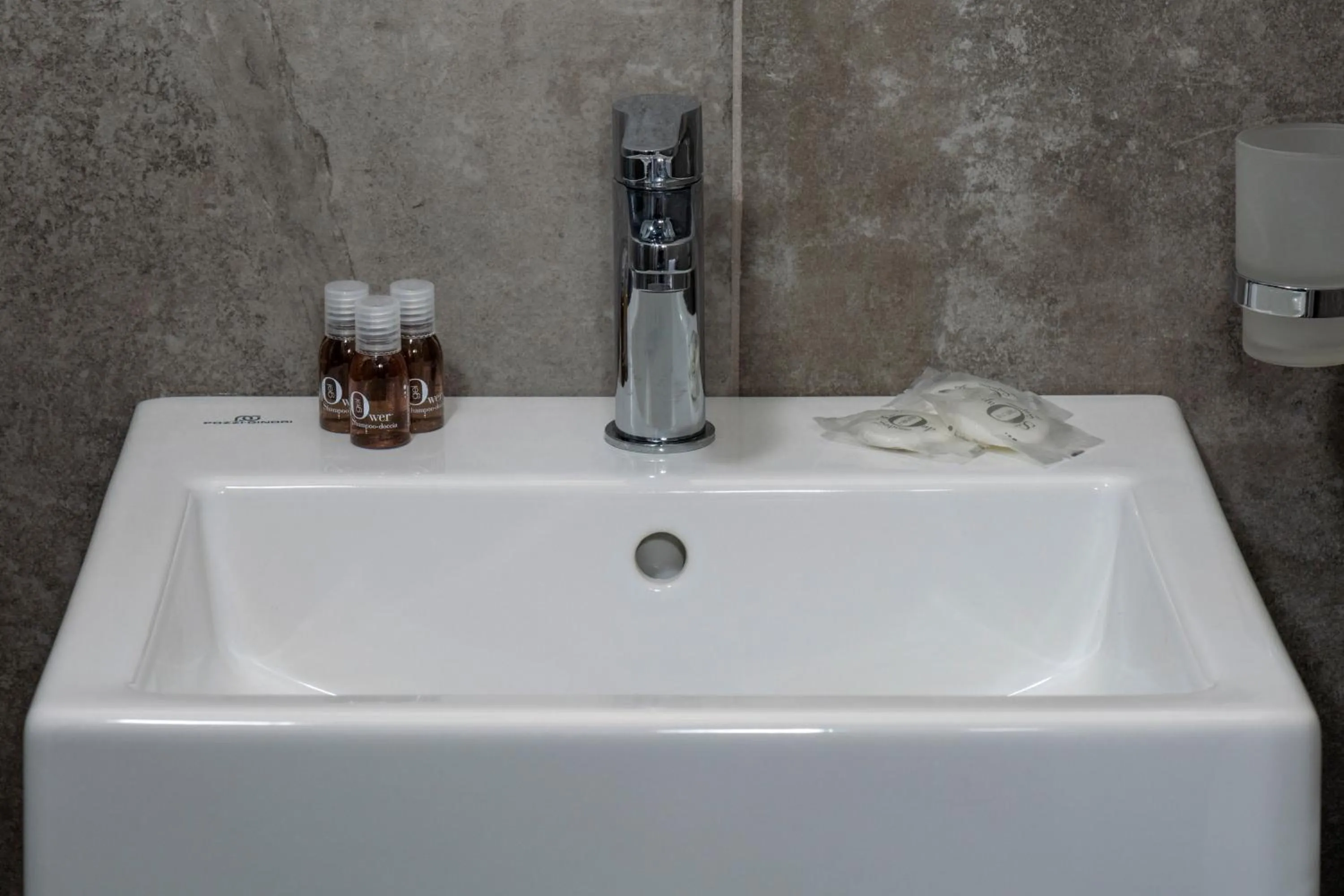 Bathroom in Residence Filmare