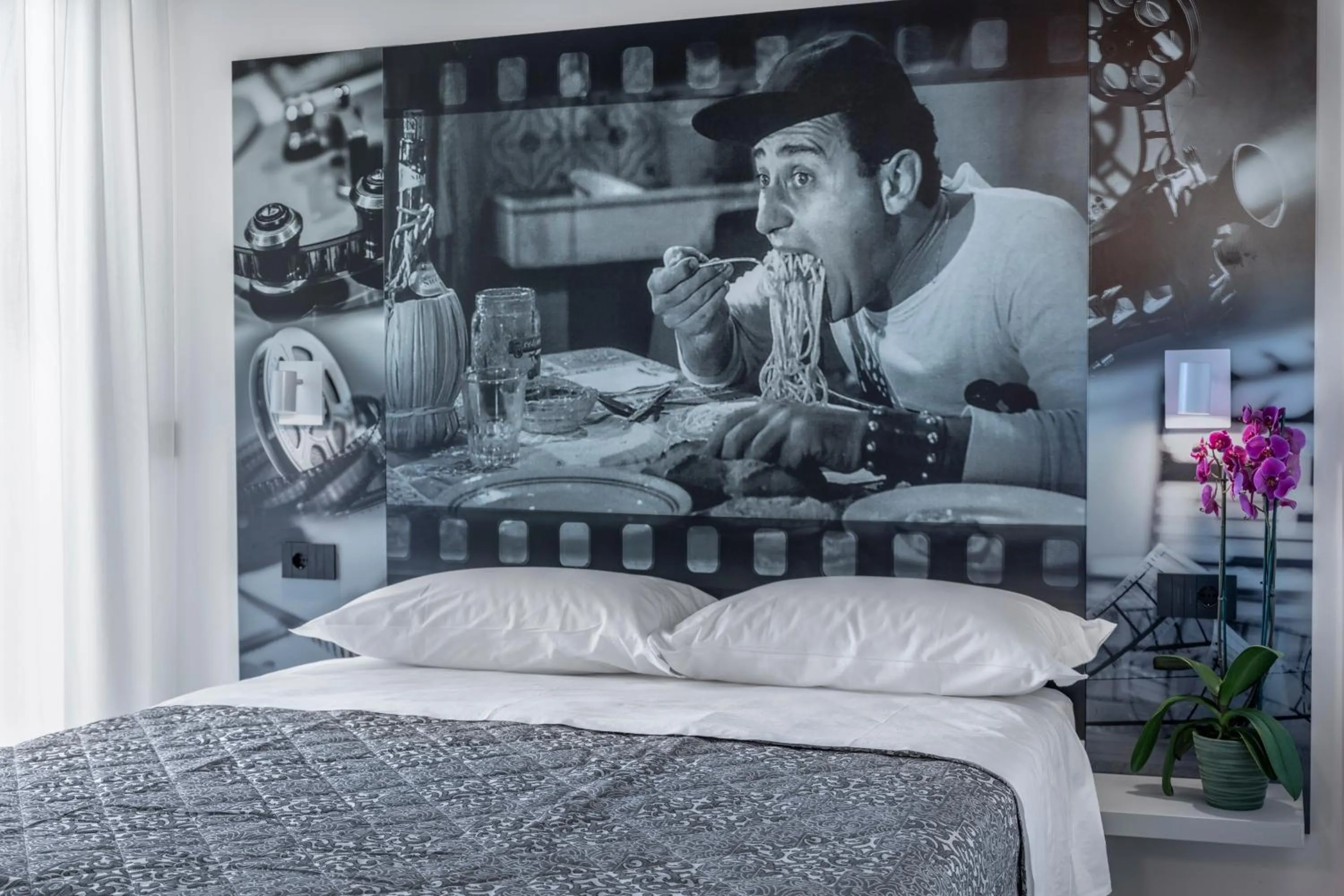 Bed in Residence Filmare