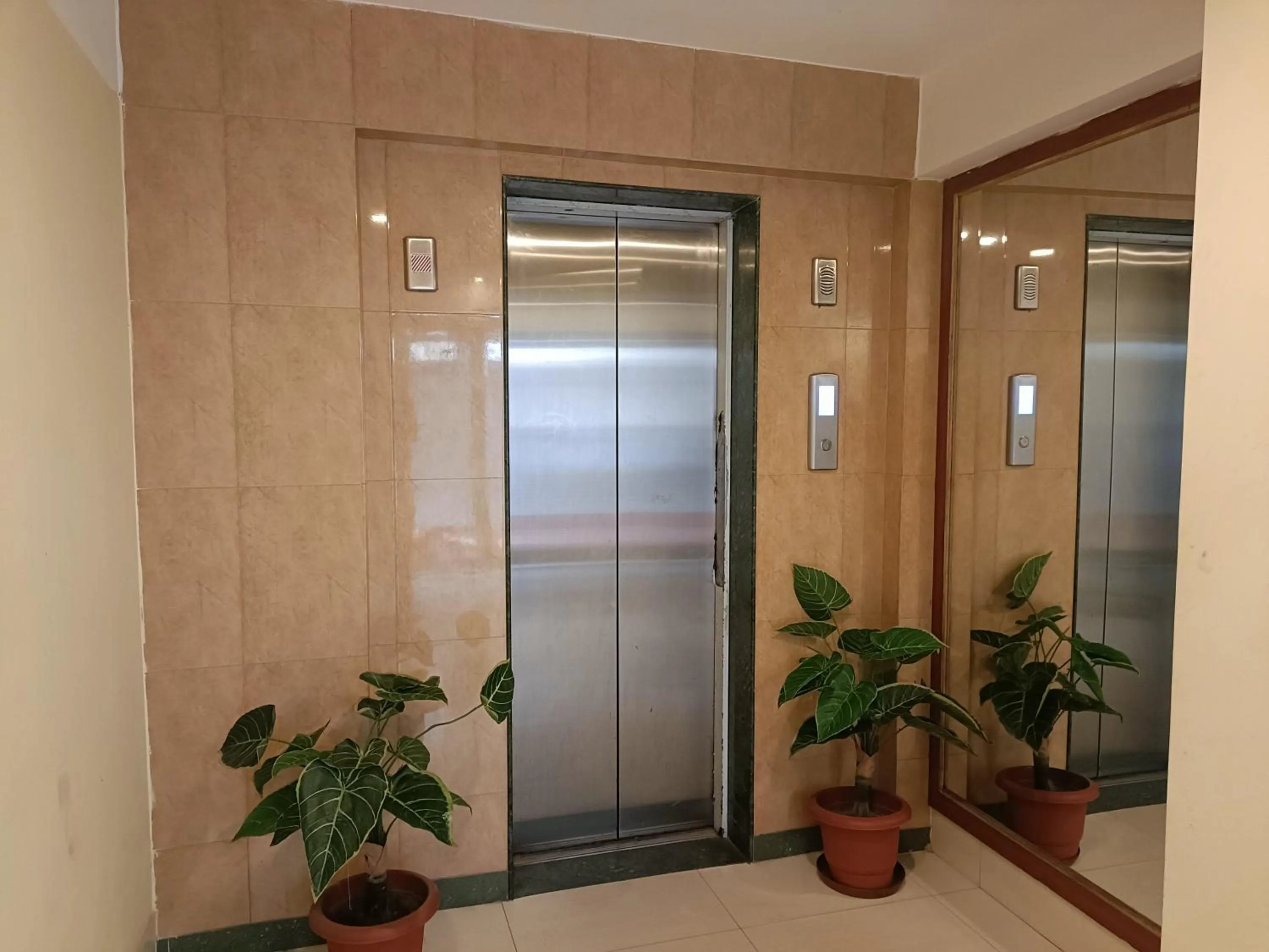 elevator in HOTEL NILADRII GALAXY