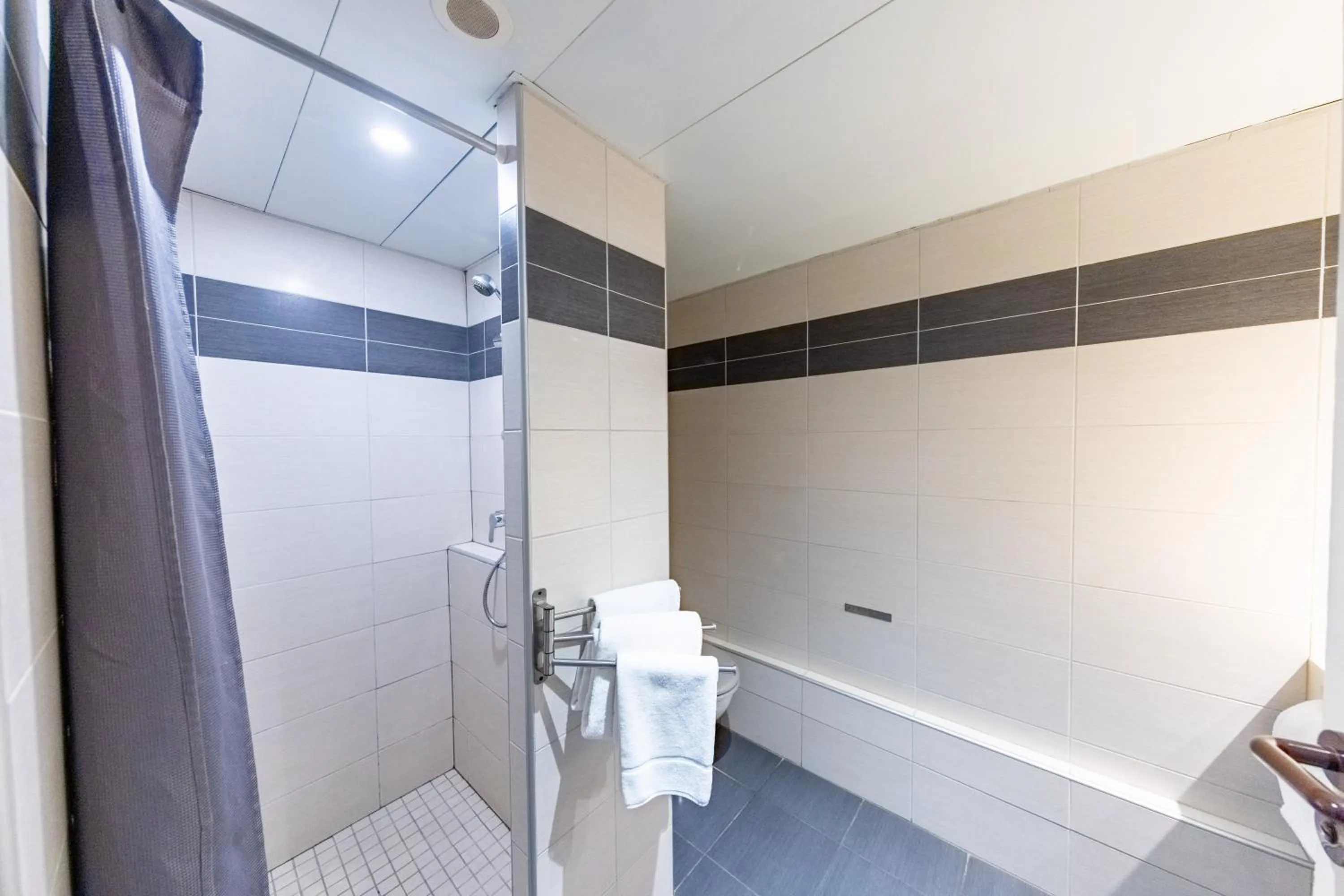 Bathroom in Hôtel Princes de Catalogne