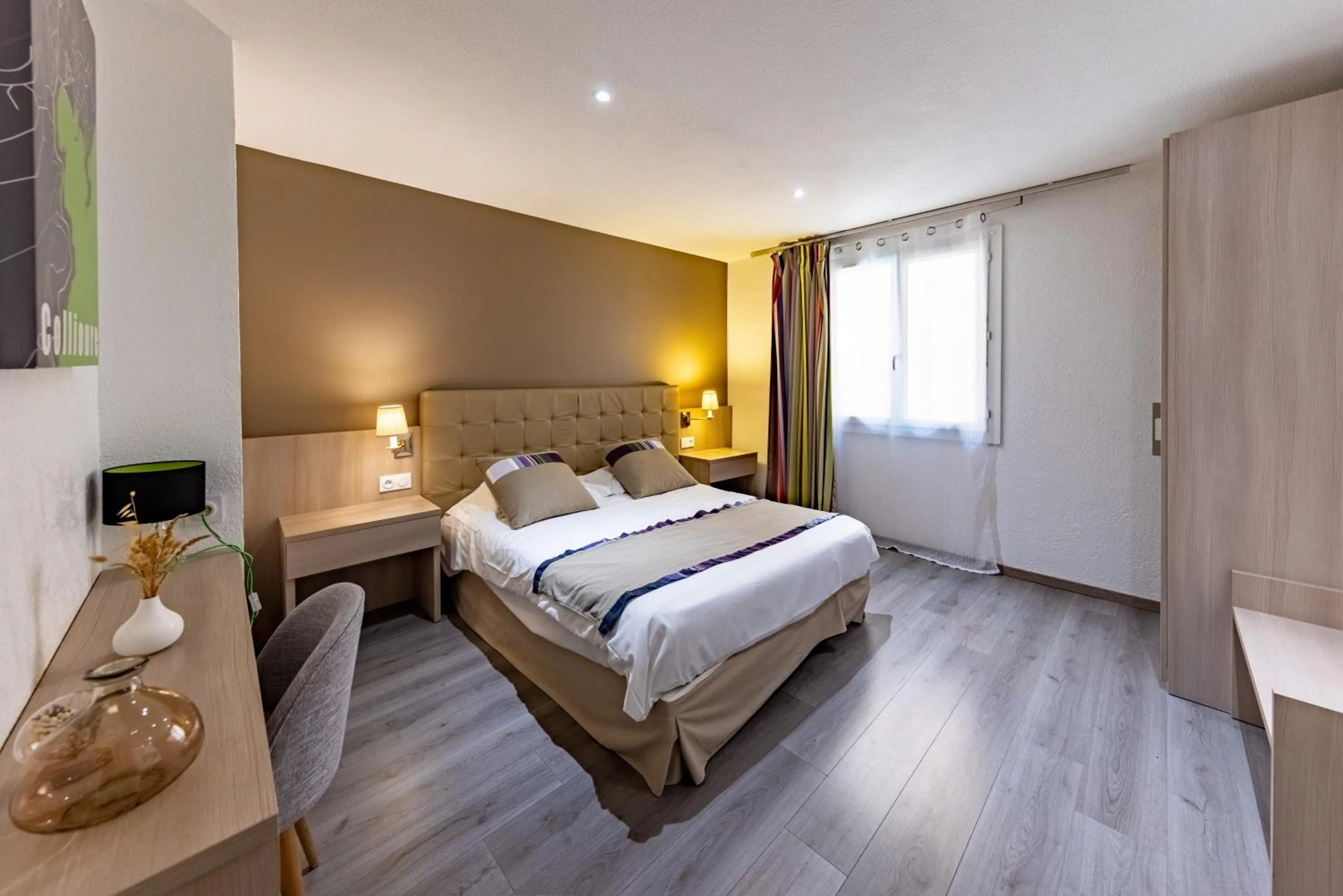 Bedroom, Bed in Hôtel Princes de Catalogne