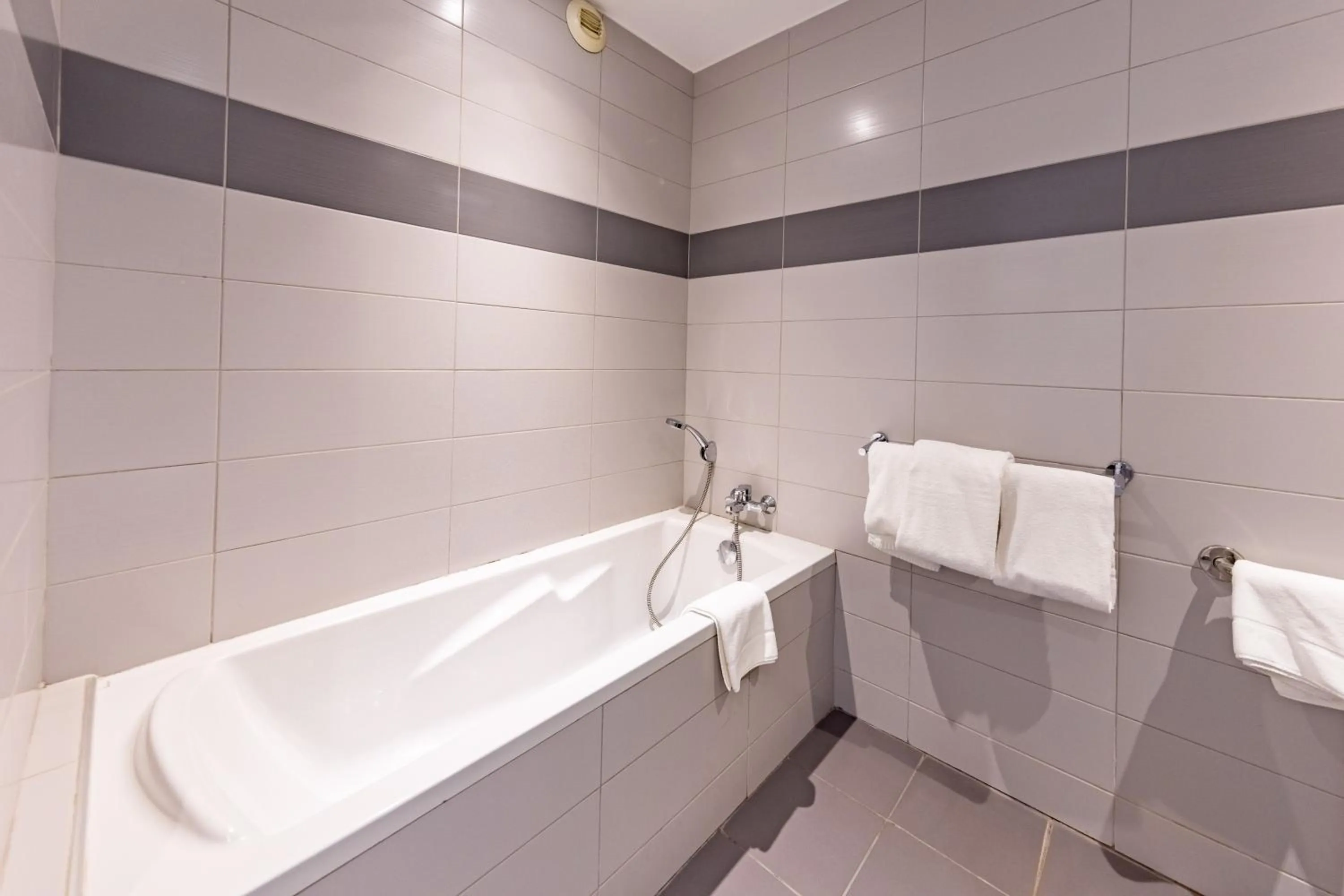 Bathroom in Hôtel Princes de Catalogne