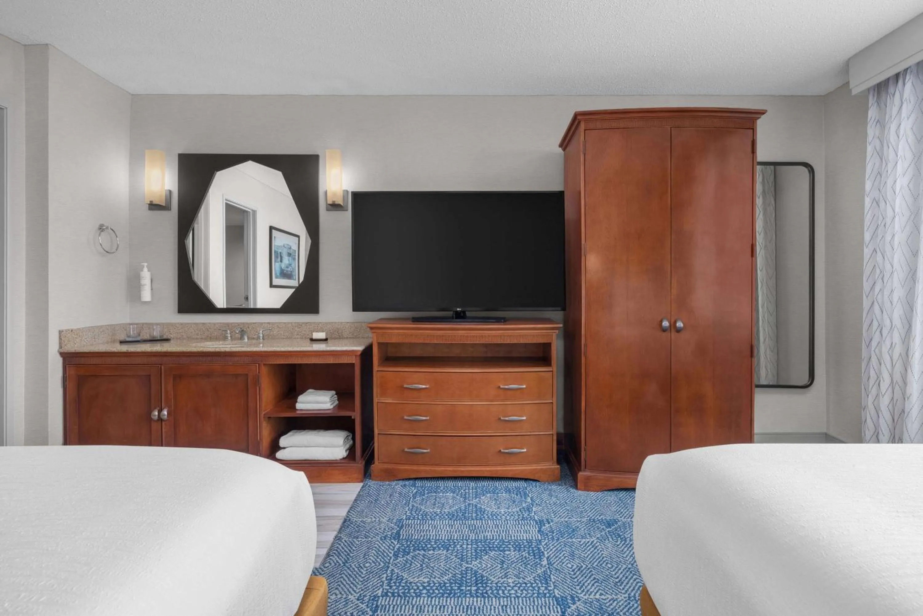 Bed in Embassy Suites by Hilton El Paso