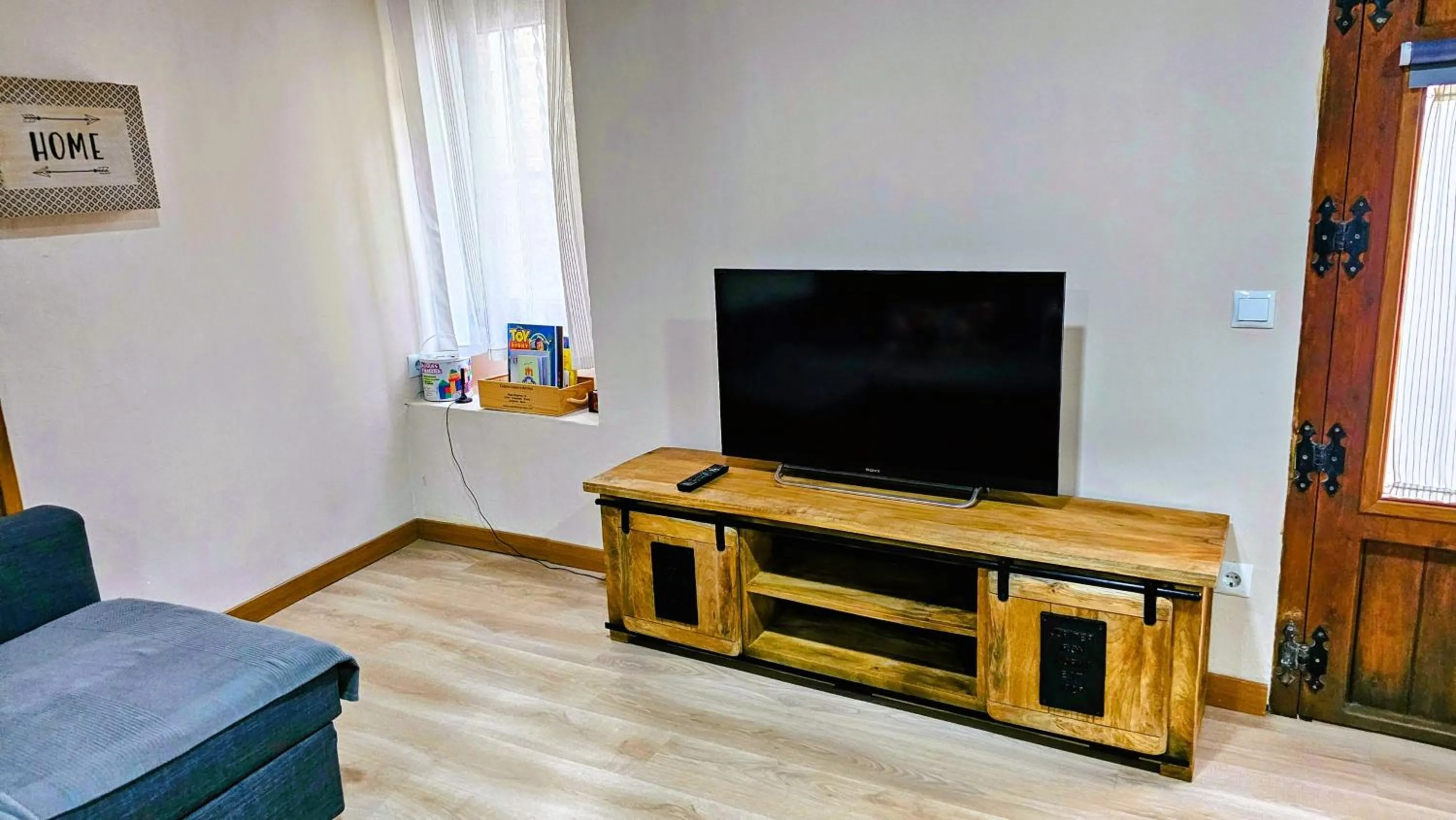 Communal lounge/ TV room in Ca l'Aixut Turismo Rural