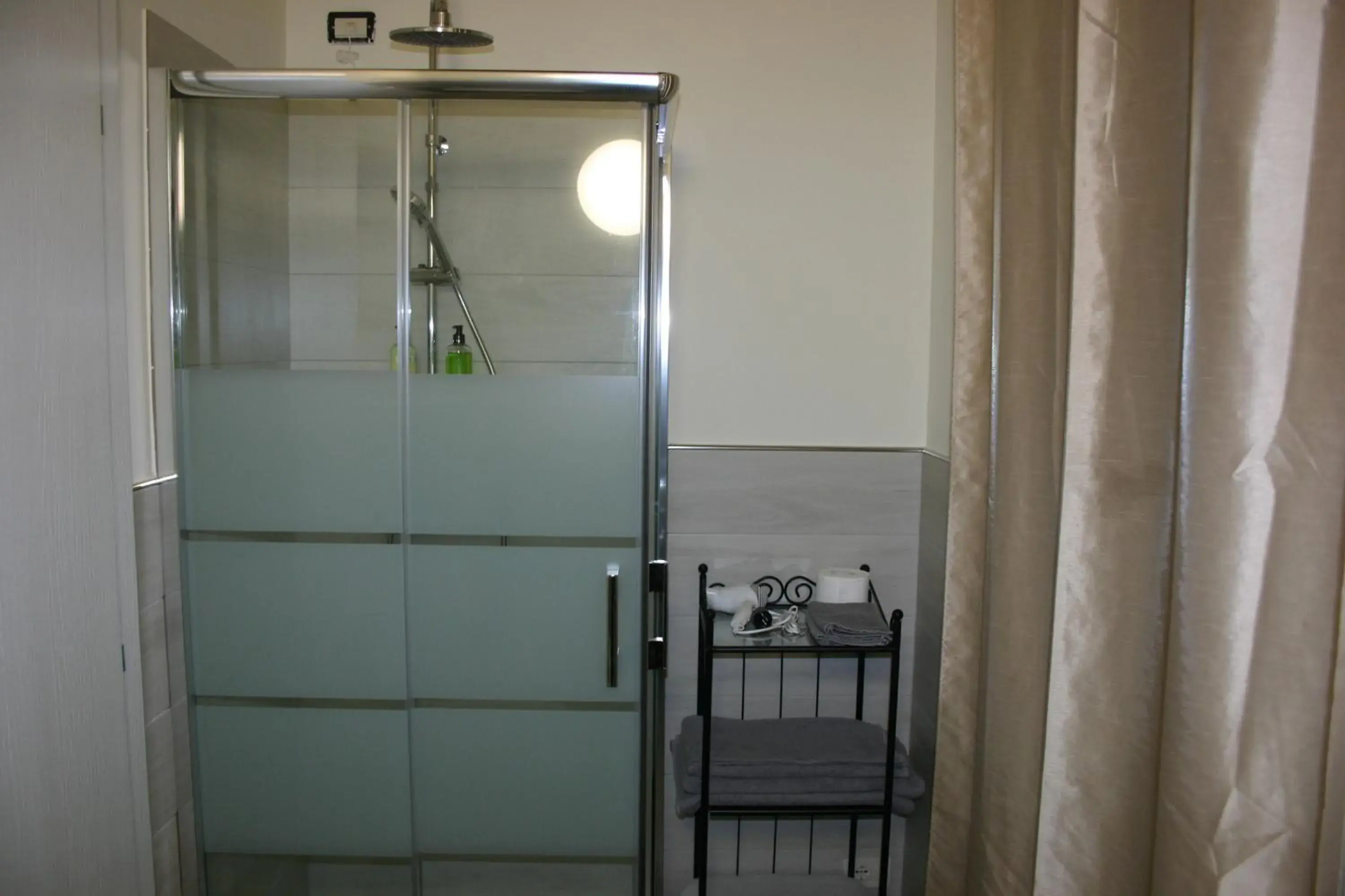 Deluxe Double Room - single occupancy in Via Venezia Accomodating Solutions Deluxe Double Room - single occupancy in Via Venezia Accomodating Solutions