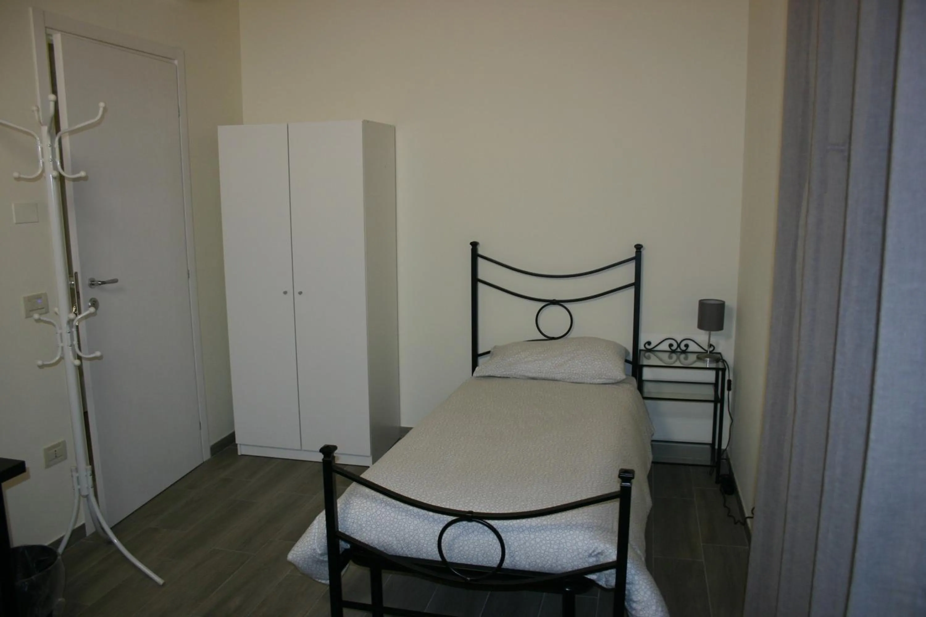 Single Room with Private Bathroom - single occupancy in Via Venezia Accomodating Solutions